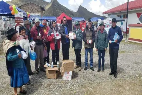Pequeños ganaderos de la región Pasco, afectados por la ocurrencia de heladas y nevadas, vienen recibiendo kits veterinarios consistentes en antibióticos, antiparasitarios y materiales zootécnicos para la protección de alrededor de 63,400 cabezas de ganado, principalmente crías y hembras preñadas de alpacas, llamas y ovinos.