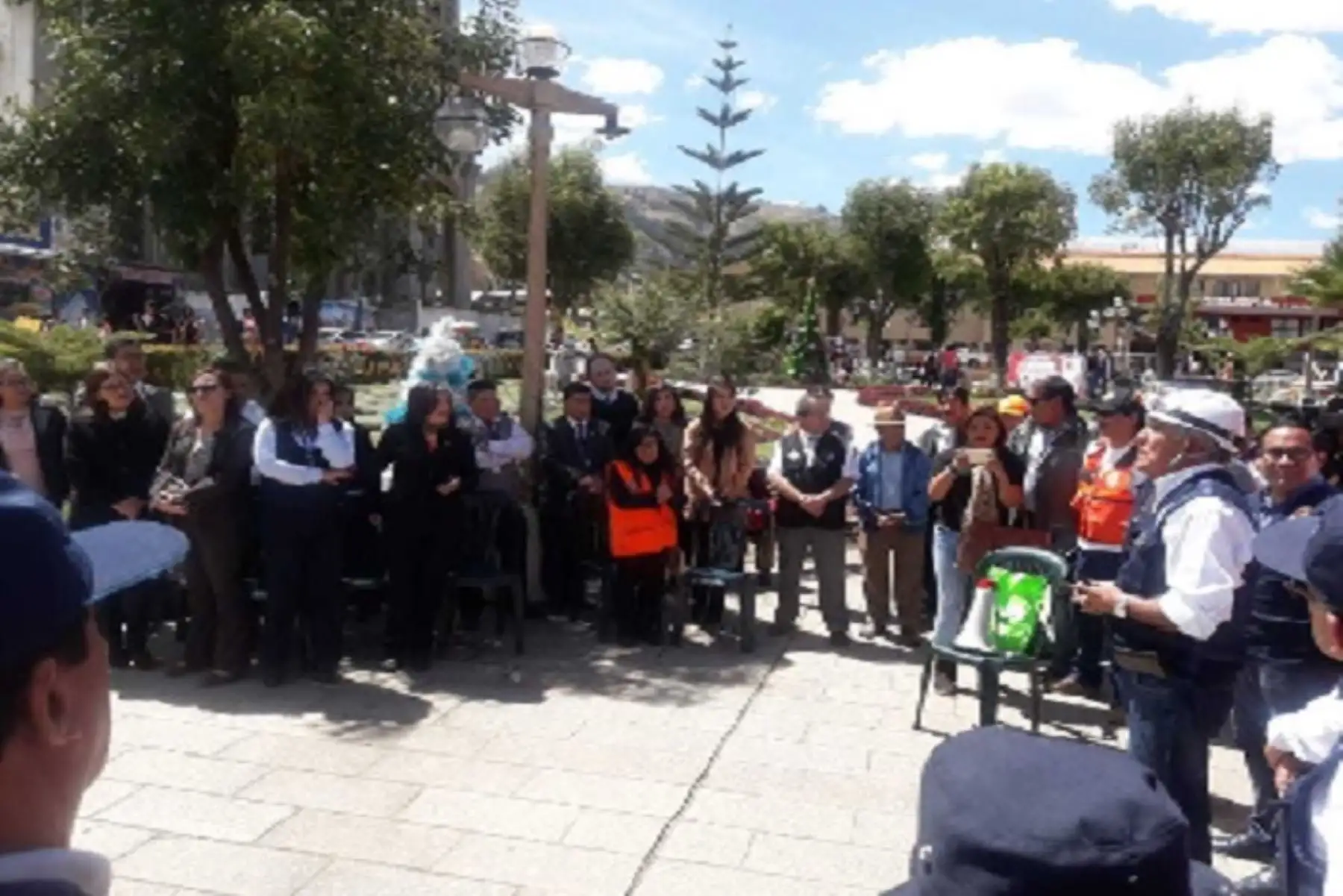 Escenarios de riesgo los establecen las autoridades regionales y locales a nivel nacional, ante fenómenos naturales recurrentes como sismos, deslizamientos, inundaciones, actividad volcánica, erosión fluvial, aluvión, huaico, vientos fuertes e incendios forestales.ANDINA