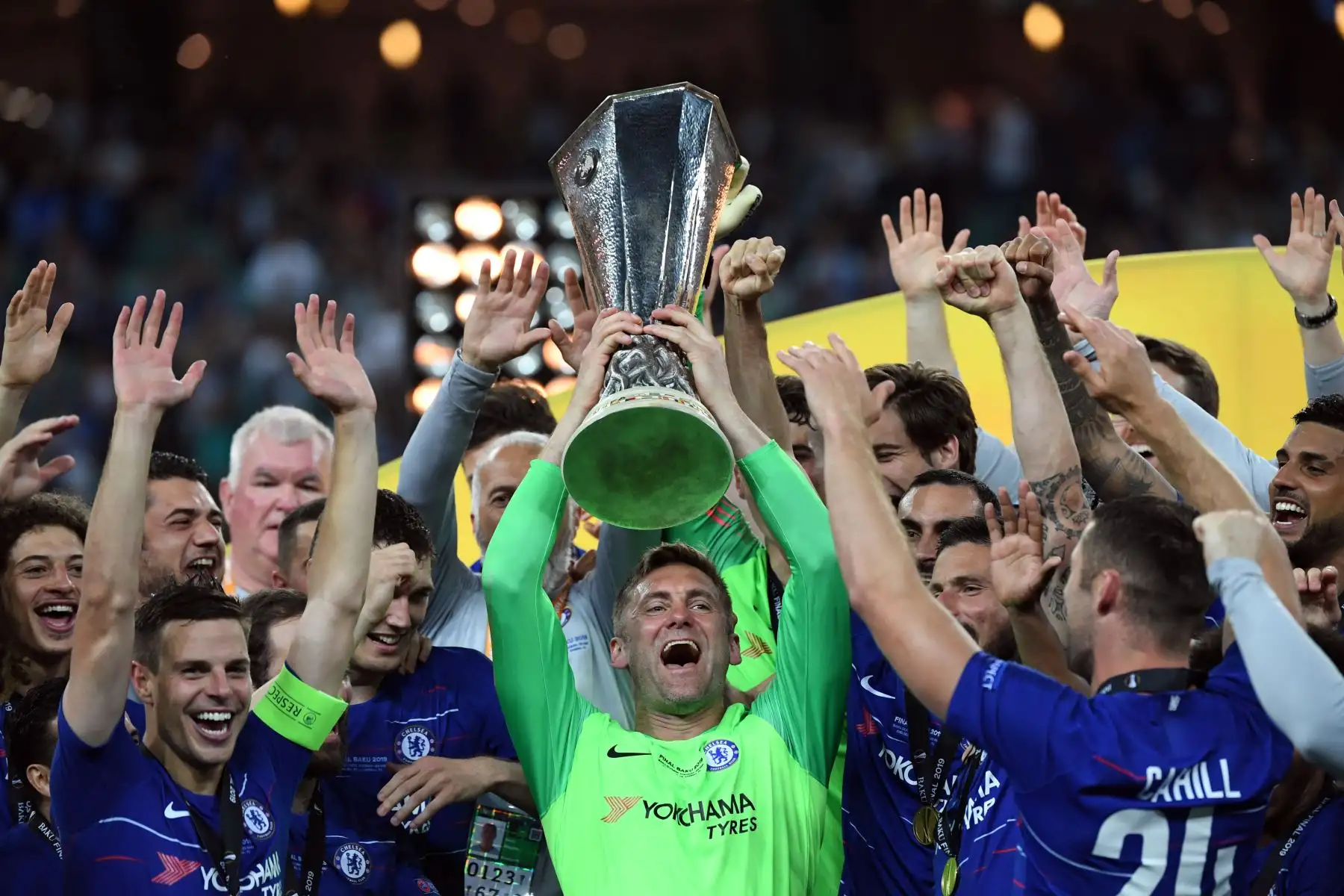 El portero inglés del Chelsea, Robert Green (C), tiene el trofeo mientras celebra con sus compañeros de equipo después de ganar el último partido de fútbol de la UEFA Europa League entre el Chelsea FC y el Arsenal FC en el Estadio Olímpico de Bakú en Azerbaiyán.
Foto: AFP