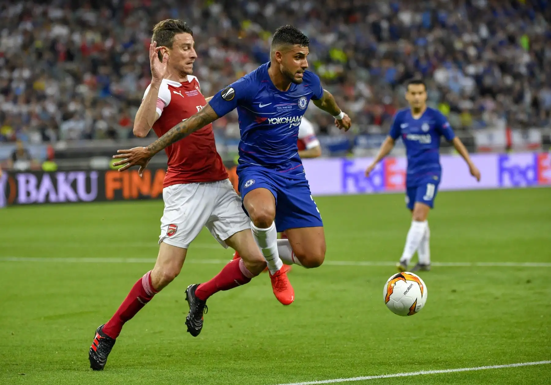 El defensor español del Arsenal Nacho Monreal (L) y el defensor brasileño-italiano Emerson Palmieri compiten por el balón durante el último partido de fútbol de la UEFA Europa League entre el Chelsea FC y el Arsenal FC en el Estadio Olímpico de Bakú en Azerbaiyán.
Foto:AFP