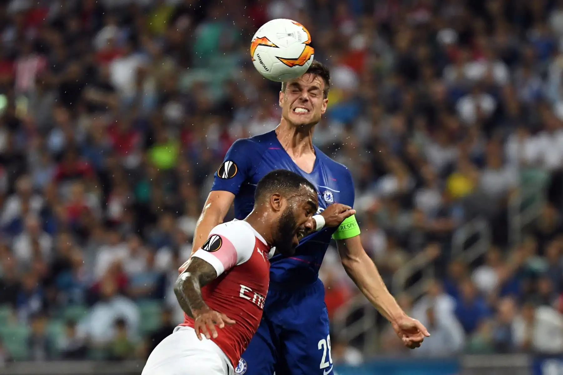 El defensa español del Chelsea César Azpilicueta (R) salta a buscar el balón con el delantero francés del Arsenal Alexandre Lacazette durante el último partido de fútbol de la UEFA Europa League entre el Chelsea FC y el Arsenal FC en el Estadio Olímpico de Bakú en Azerbaiyán.
Foto:AFP