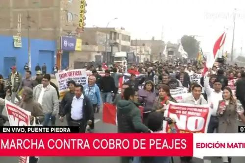 Población ha tomado la vía principal y auxiliar de la Panamericana Norte. Foto: Captura TV