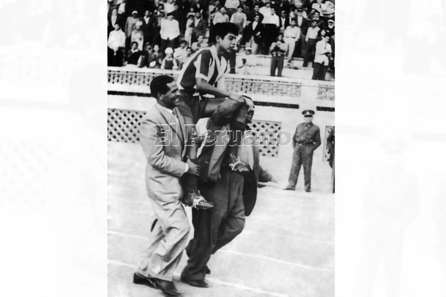 Lima - 1954 / El defensa Víctor Benítez es llevado en hombres luego de una gran actuación con Alianza Lima en el Estadio NacionaL. Foto: Archivo Histórico de EL PERUANO