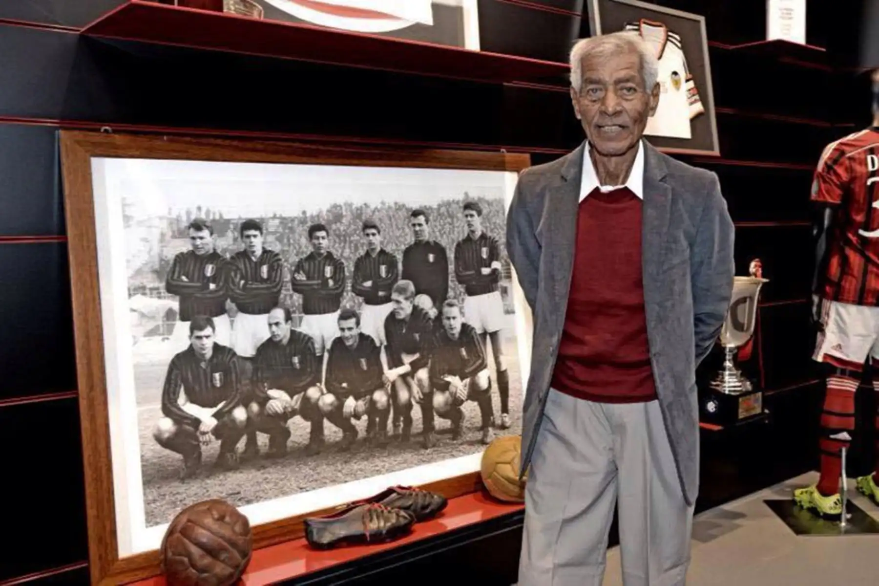 Milan - 2016 / Víctor Benítez en la sede del AC Milan. El futbolista peruano, campeón de europa en 1963 con el club rossonero, recibió un merecido homenaje. Foto: AC MILAN