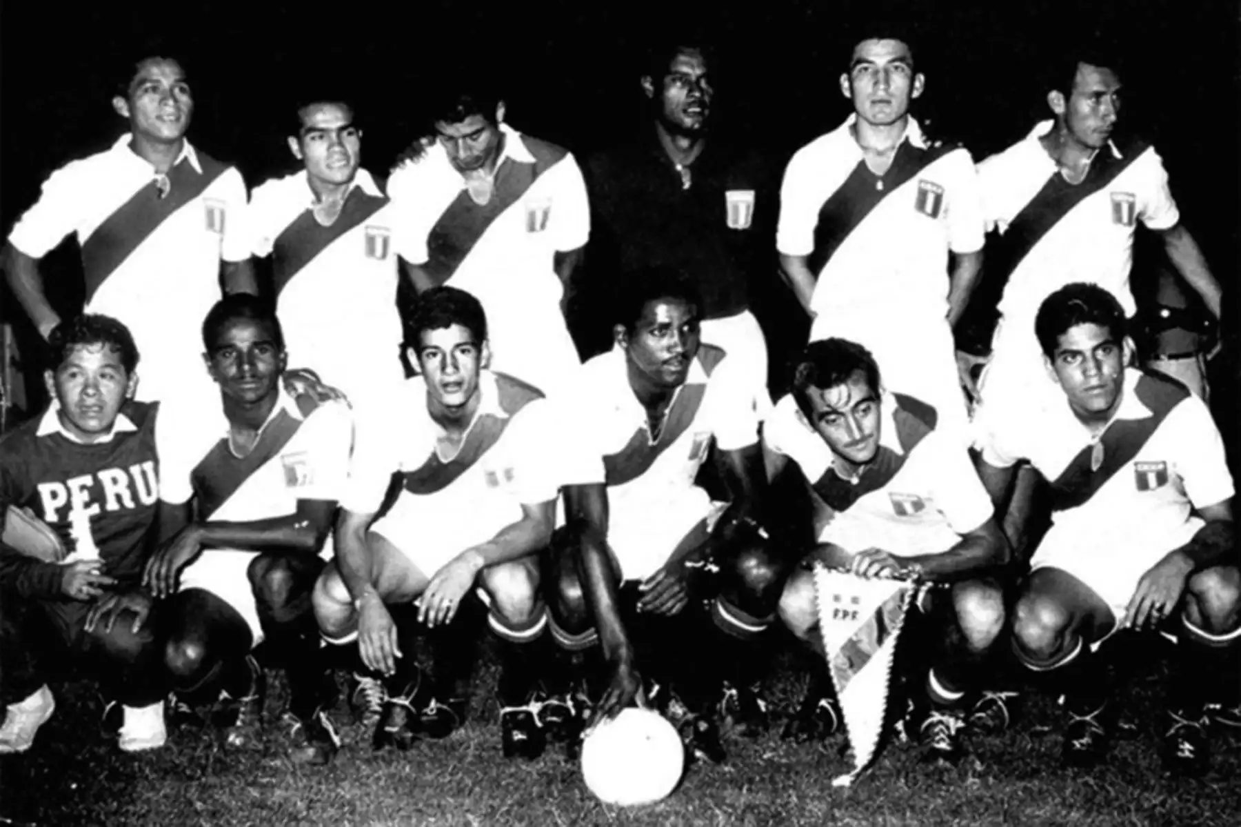 La selección peruana de fútbol que participó en el Campeonato Sudamericano de Buenos Aires 1959 en el que destacaron Víctor "Conejo" Benítez, Miguel Loayza y Alberto "Toto" Terry, entre otros. Foto: Intenet Medios