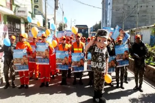 Comitivas de diversas instituciones, así como delegaciones de instituciones educativas participaron hoy de un colorido pasacalle para sensibilizar y motivar a la población de Huaraz y el Callejón de Huaylas, en la región Áncash, a participar del Simulacro Nacional de Sismo y Tsunami que se realizará a escala nacional, mañana 31 de mayo.