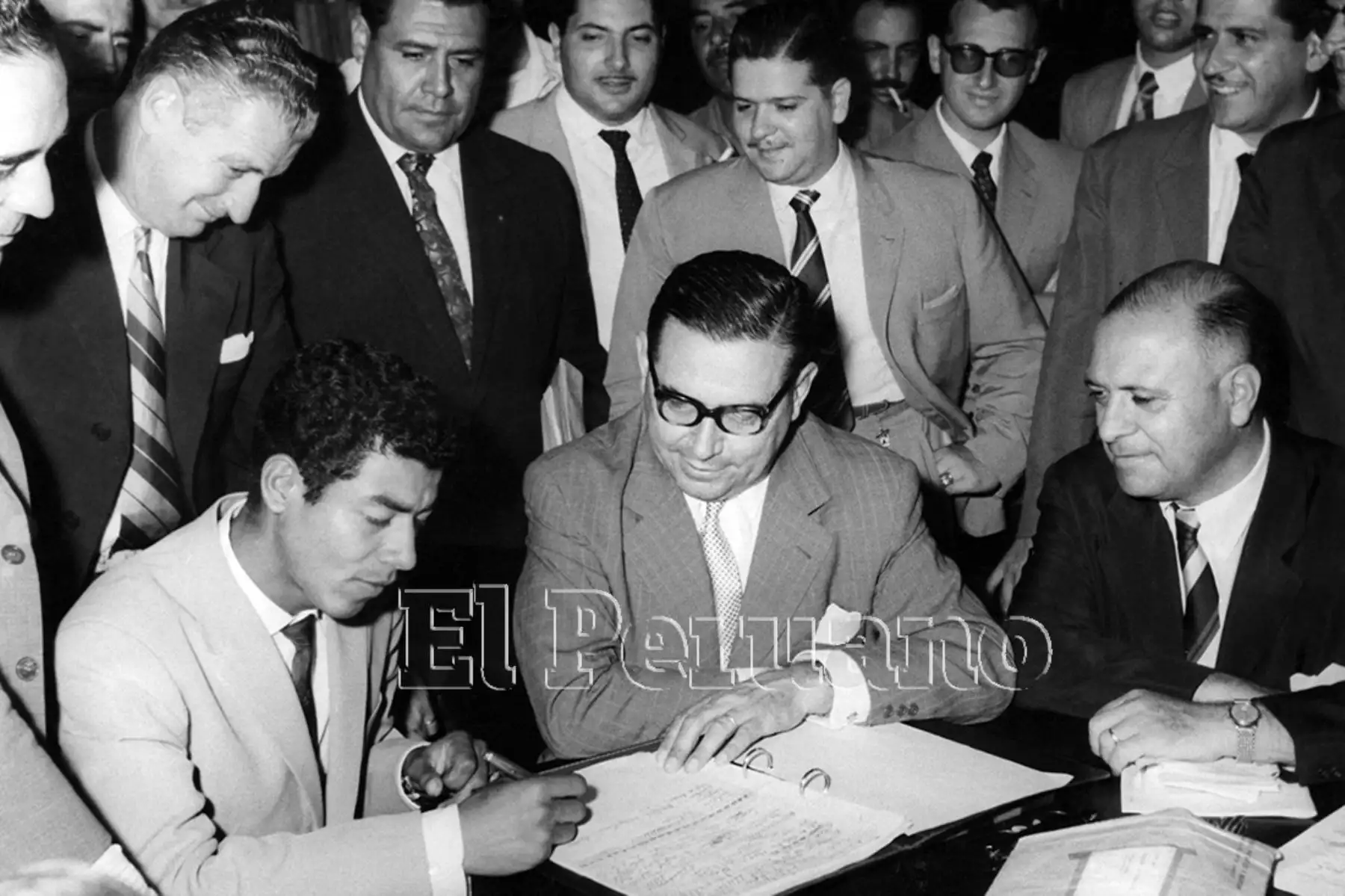 Buenos Aires - 3 marzo 1960 / Preciso instante en Víctor "Conejo" Benítez firma su pase al Boca Juniors en presencia de presidente del club Alberto J. Armando y del periodista de La Crónica Santiago Ferrando. Foto: Archivo Histórico de EL PERUANO