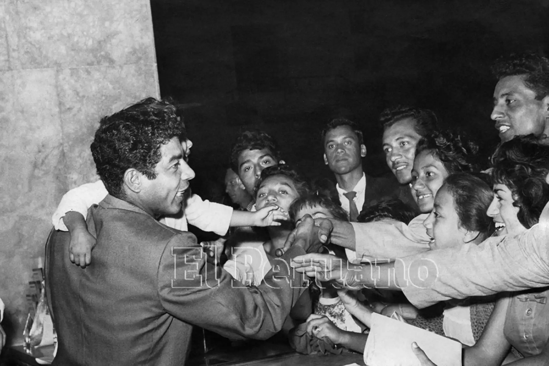 Lima - 11 marzo 1960 / Víctor "Conejo" Benítez recibe recibe el saludo de sus familiares y amigos en el aeropuerto de Limatambo. El peruano es el flamante jale del Boca Juniors que viene a disputar un encuentro con Alianza Lima. Foto: Archivo Histórico de EL PERUANO