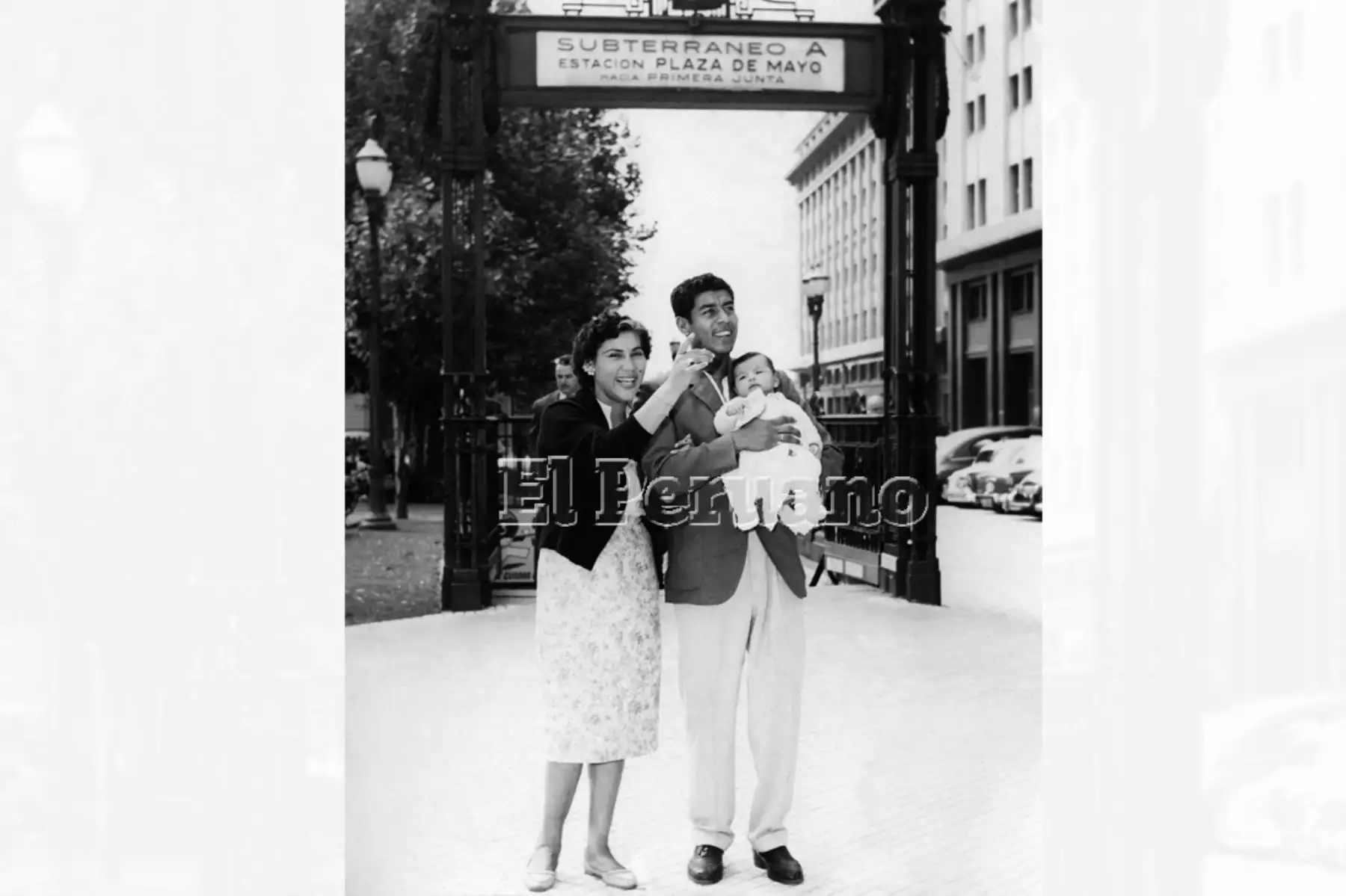 Buenos Aires - 12 mayo 1960 / Víctor Benítez, su esposa y uno de sus hijos en la Plaza de Mayo. El futbolista peruano se ha transformado en ídolo de la hinchada de Boca Juniors. Foto: Archivo Histórico de EL PERUANO
