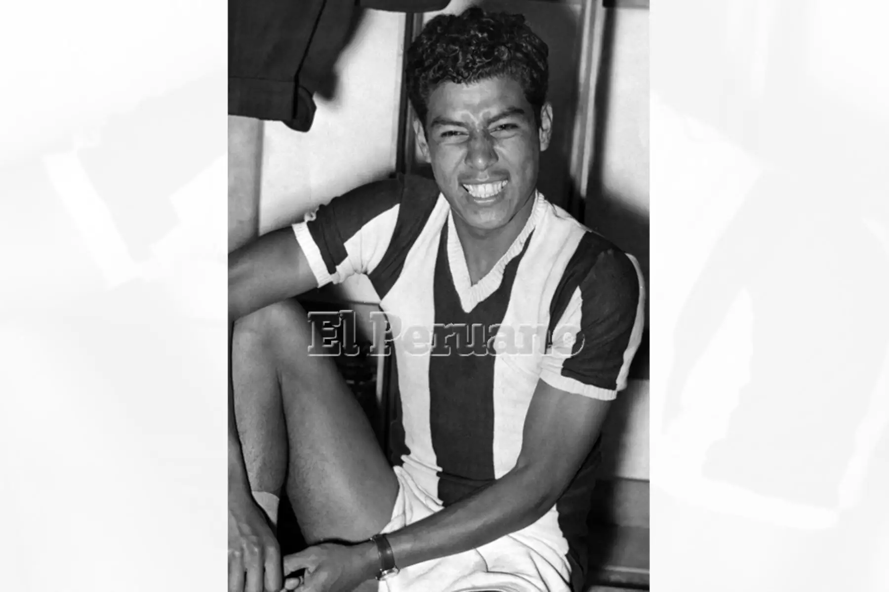 Lima - diciembre 1955 / Víctor Benítez, defensa de Alianza Lima, revelación del torneo local.  Foto: Archivo Histórico de EL PERUANO