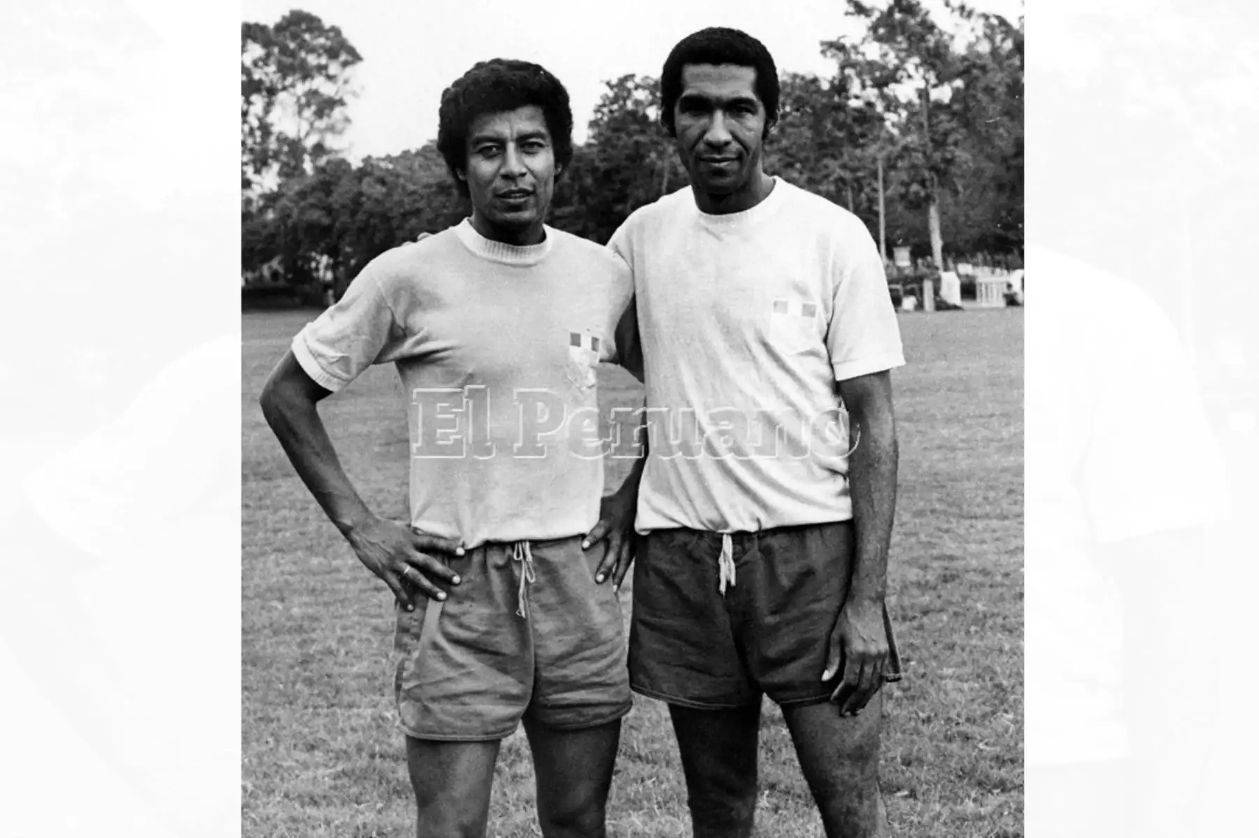 Lima - 4 enero 1972 / Víctor "Conejo" Benítez y Julio Meléndez, dos futbolistas que brillaron en Boca Juniors, se reunieron ayer en el entrenamiento de Cristal. Foto: Archivo Histórico de EL PERUANO