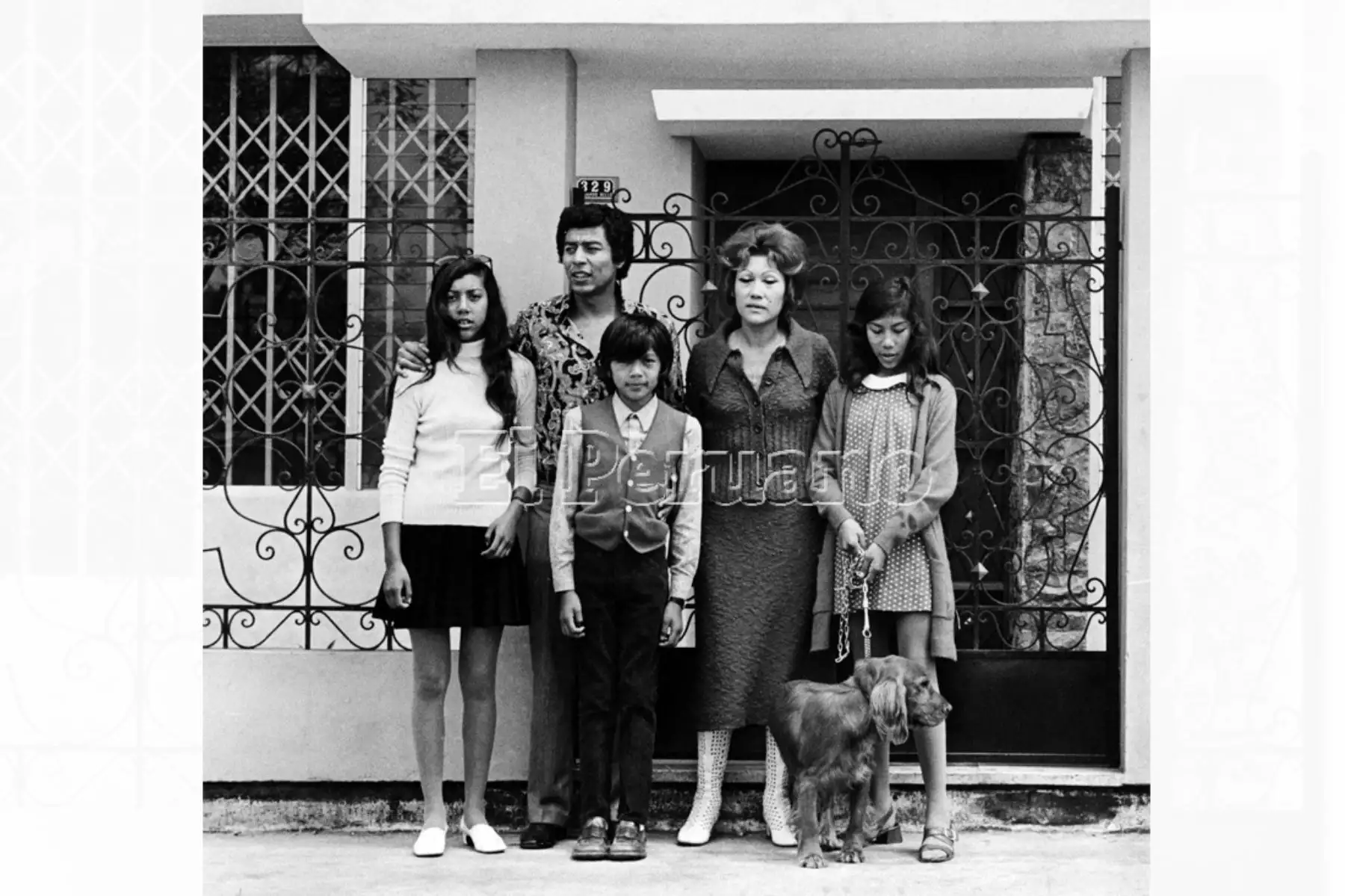 Lima - 30 noviembre 1970 / Víctor Benítez posando con su esposa María y sus tres hijos. El futbolista peruano está nuevamente en el Lima luego de una larga estancia europea. Foto: Archivo Histórico de EL PERUANO