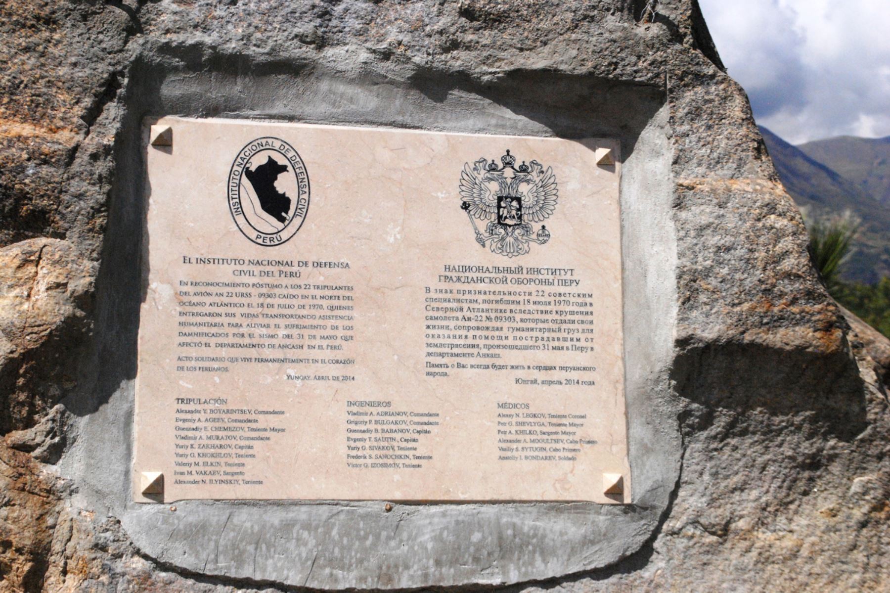 Una placa recuerda la historia de los socorristas rusos que murieron cuando el avión que los trasladaba cayó al océano Atlántico. Foto: Embajada de Rusia en Lima.
