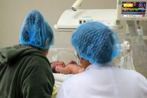Un trabajo conjunto: personal de salud y madre de familia velan por el cuidado del recién nacido durante el primer simulacro nacional de sismo y tsunami de acuerdo a los protocolos de emergencia. ANDINA/Carlos Lezama