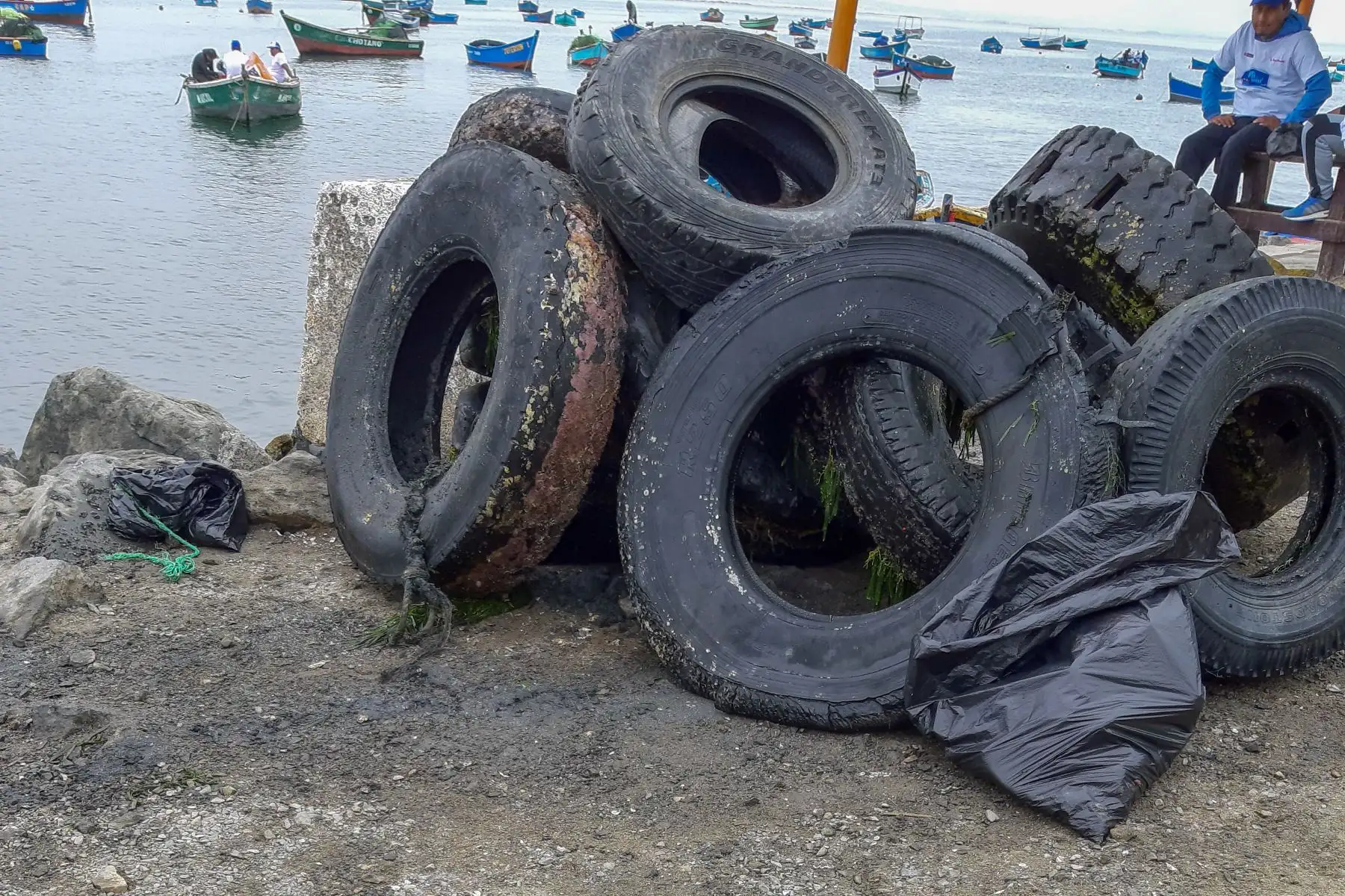 ANDINA/DifusiónRetiran tres toneladas de residuos sólidos del fondo marino de Chimbote, en Áncash. ANDINA/Difusión