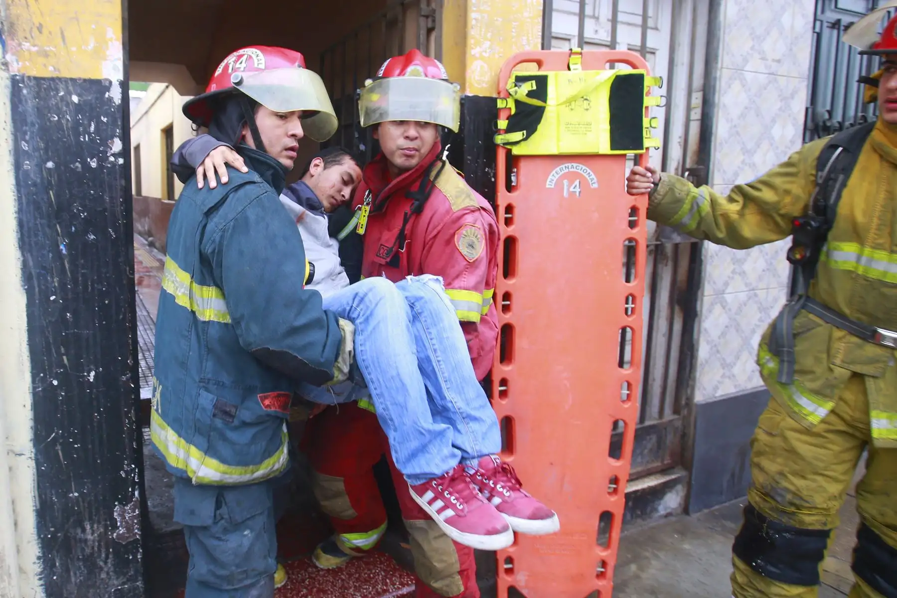 Bomberos participan del Simulacro Nacional de Sismo en Breña. Foto: ANDINA/Héctor Vinces