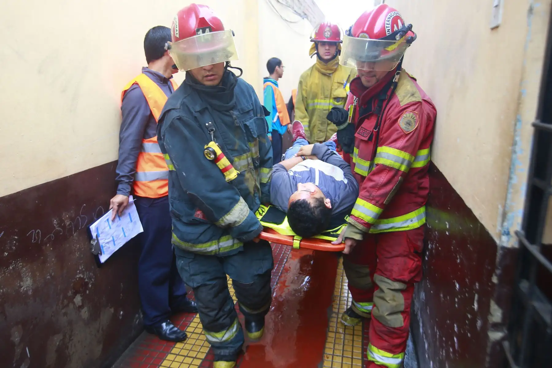 Bomberos participan del Simulacro Nacional de Sismo en Breña. Foto: ANDINA/Héctor Vinces