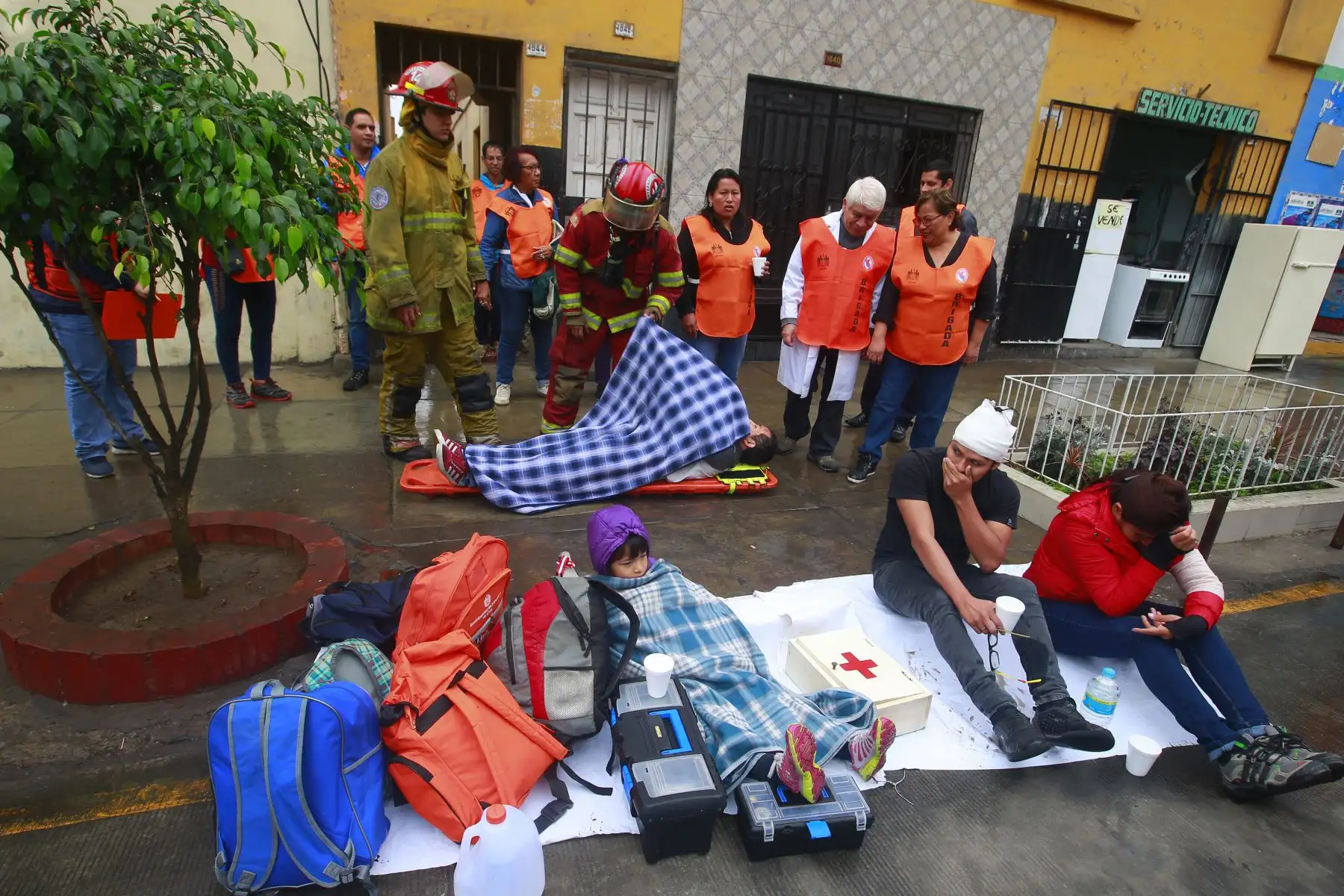 Bomberos participan del Simulacro Nacional de Sismo en Breña. Foto: ANDINA/Héctor Vinces