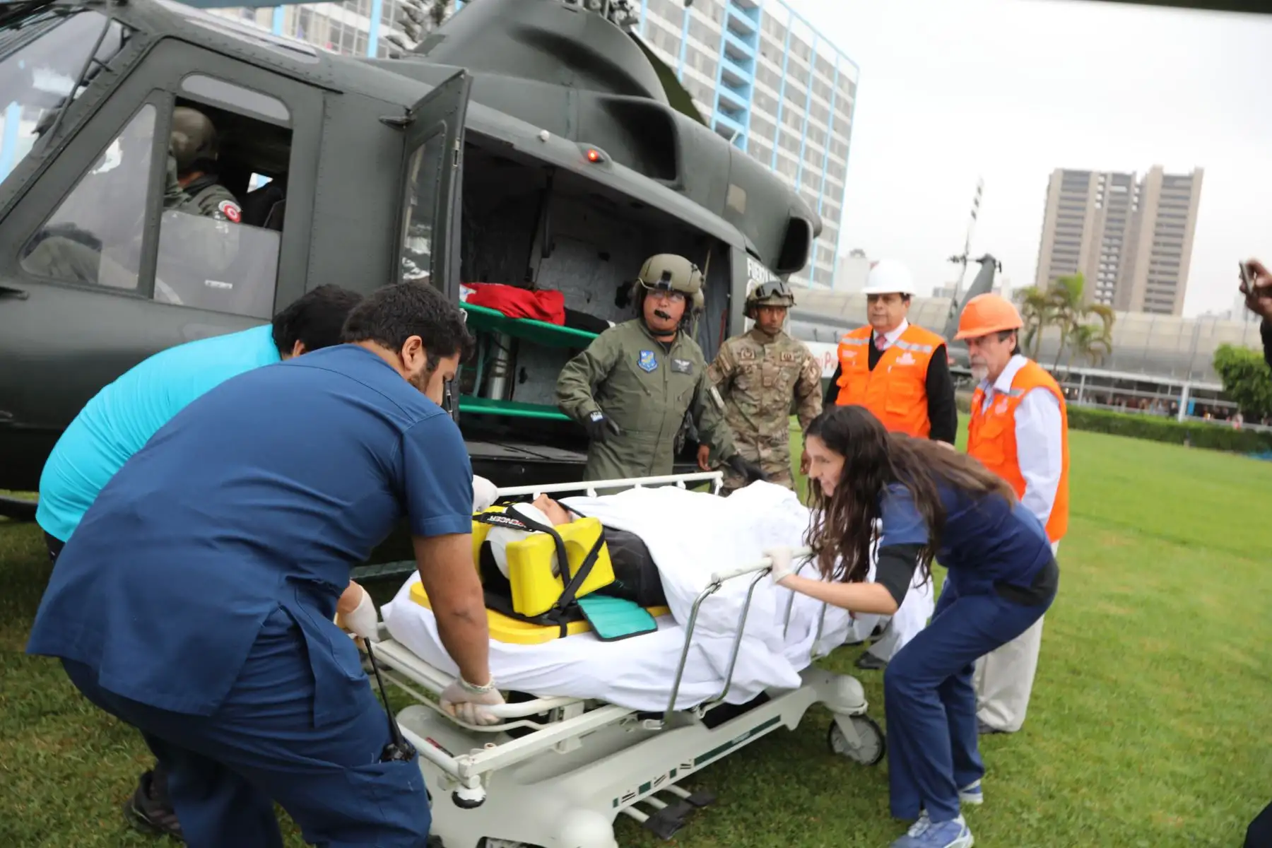 Presidenta ejecutiva Fiorella Molinelli junto a trabajadores y asegurados de Essalud, participaron del simulacro de sismo nacional 2019.Foto: ANDINA/Difusión