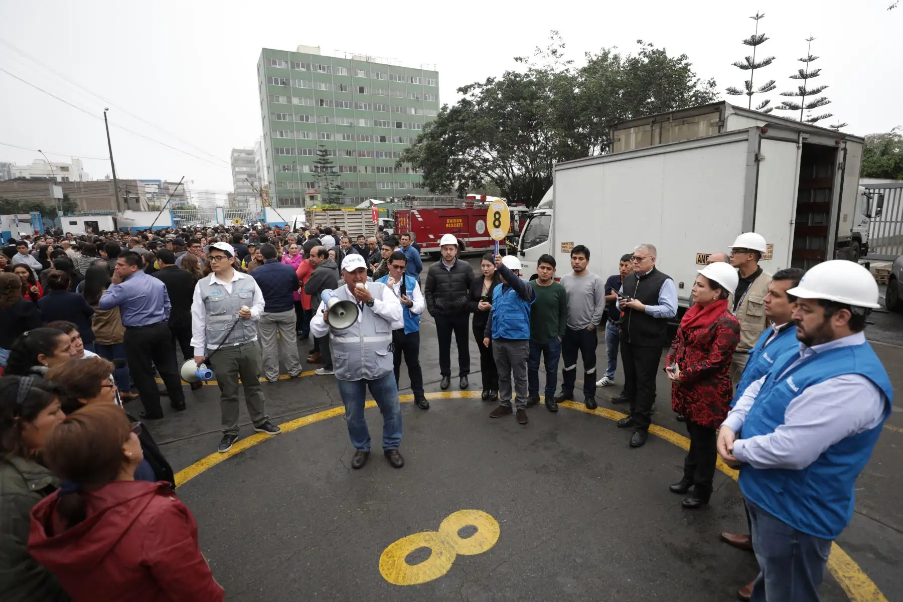Presidenta ejecutiva Fiorella Molinelli junto a trabajadores y asegurados de Essalud, participaron del simulacro de sismo nacional 2019.Foto: ANDINA/Difusión