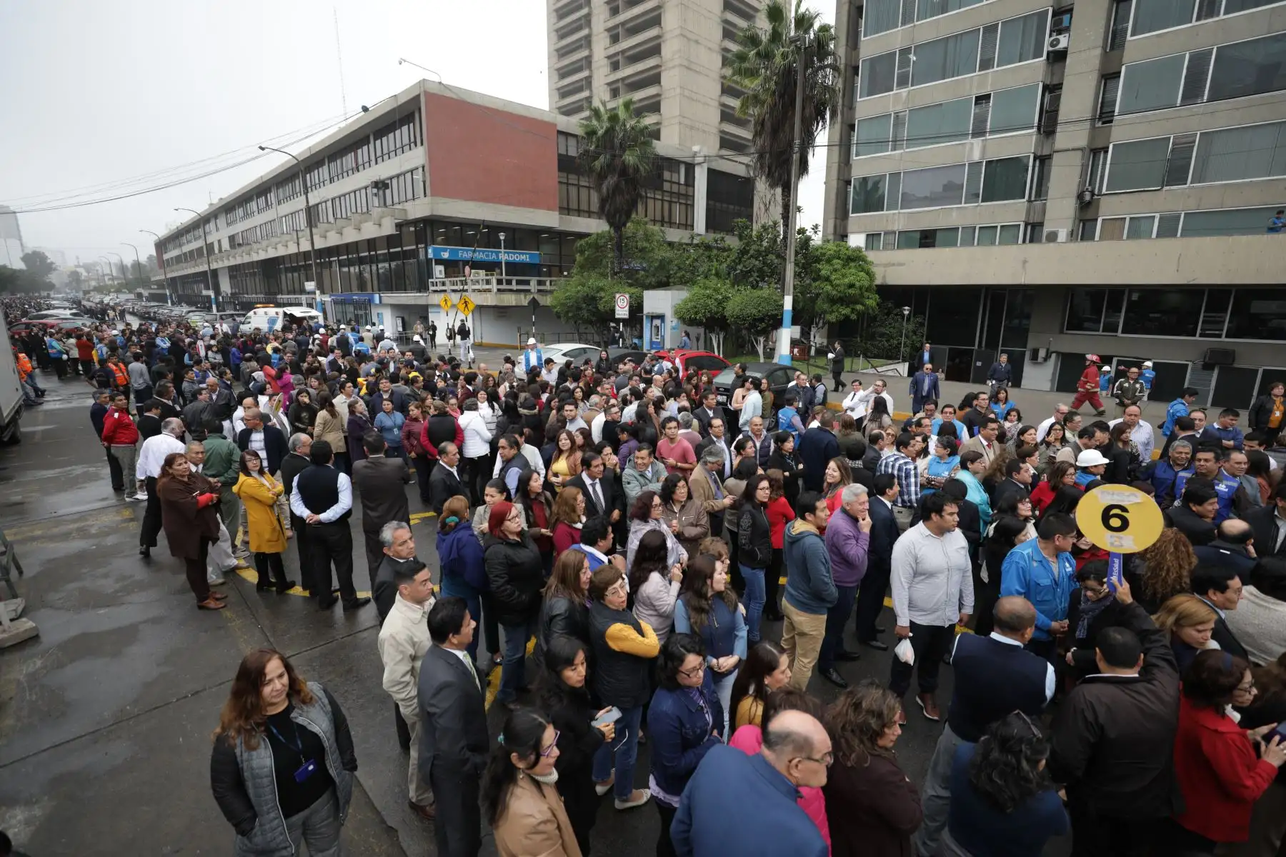 Presidenta ejecutiva Fiorella Molinelli junto a trabajadores y asegurados de Essalud, participaron del simulacro de sismo nacional 2019.Foto: ANDINA/Difusión
