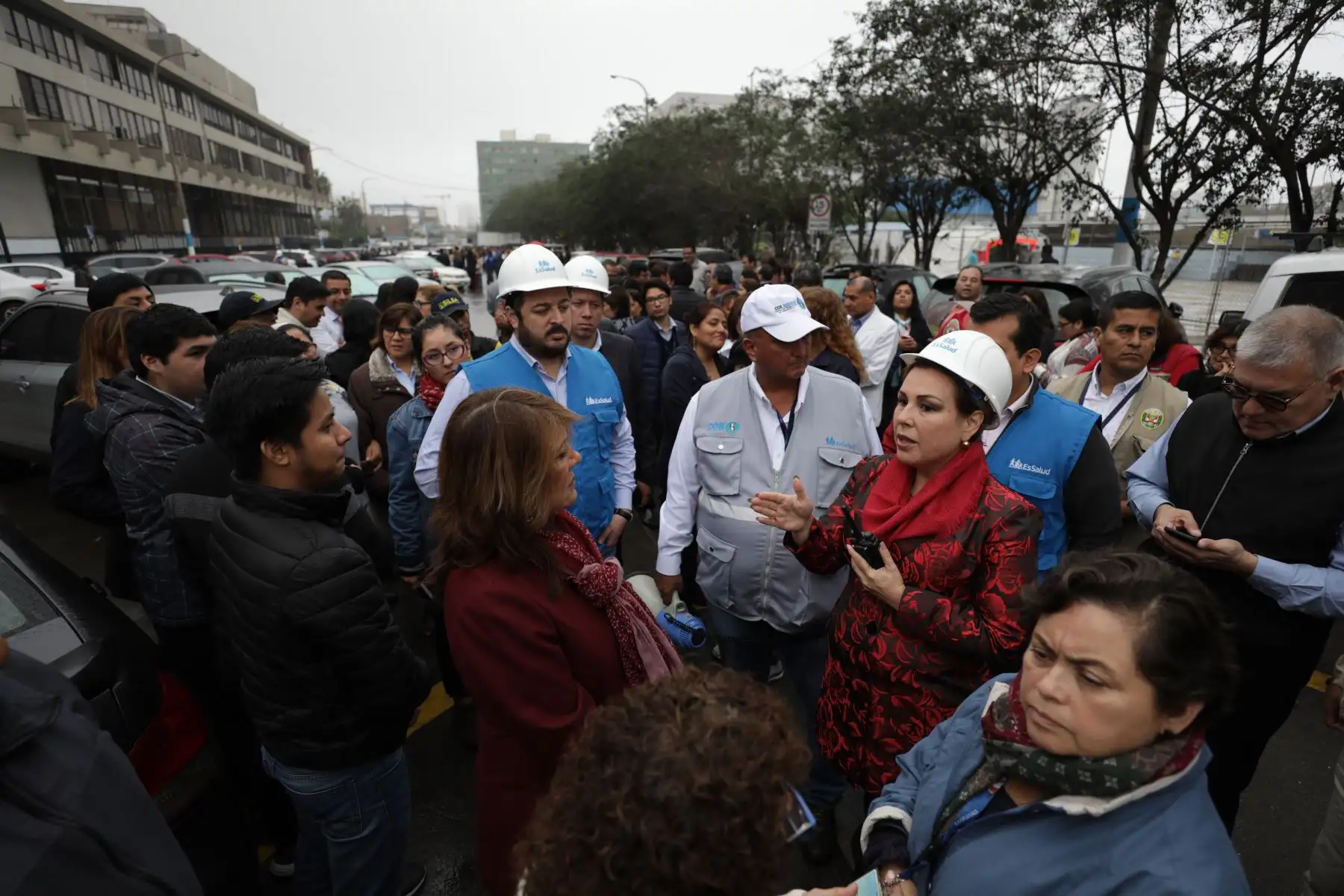 Presidenta ejecutiva Fiorella Molinelli junto a trabajadores y asegurados de Essalud, participaron del simulacro de sismo nacional 2019.Foto: ANDINA/Difusión