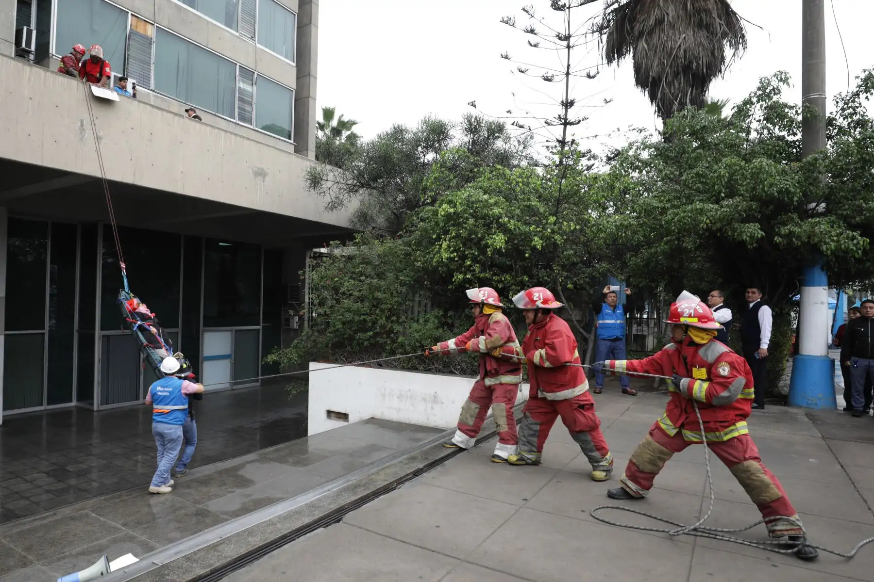 Presidenta ejecutiva Fiorella Molinelli junto a trabajadores y asegurados de Essalud, participaron del simulacro de sismo nacional 2019.Foto: ANDINA/Difusión