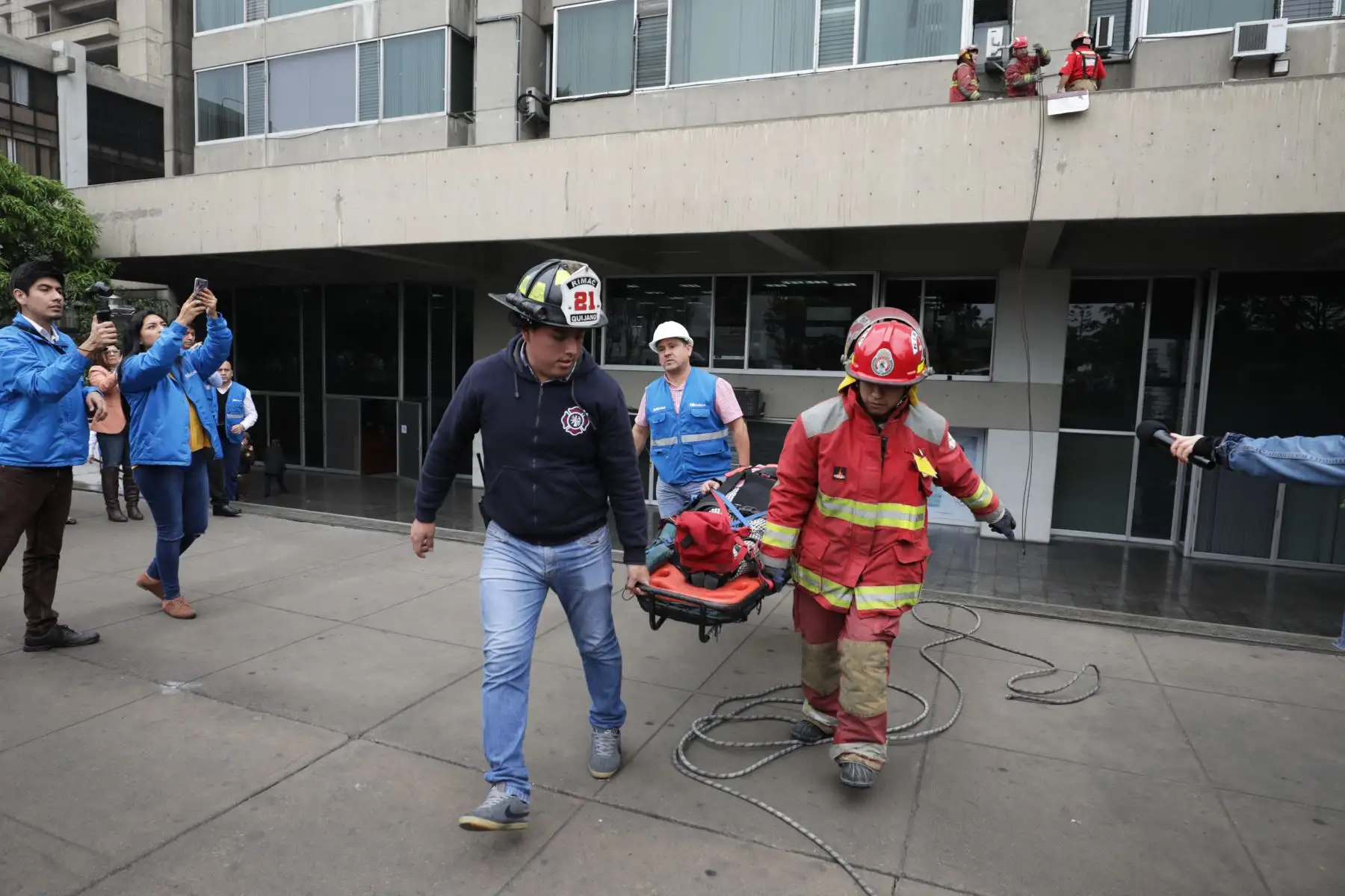 Presidenta ejecutiva Fiorella Molinelli junto a trabajadores y asegurados de Essalud, participaron del simulacro de sismo nacional 2019.Foto: ANDINA/Difusión