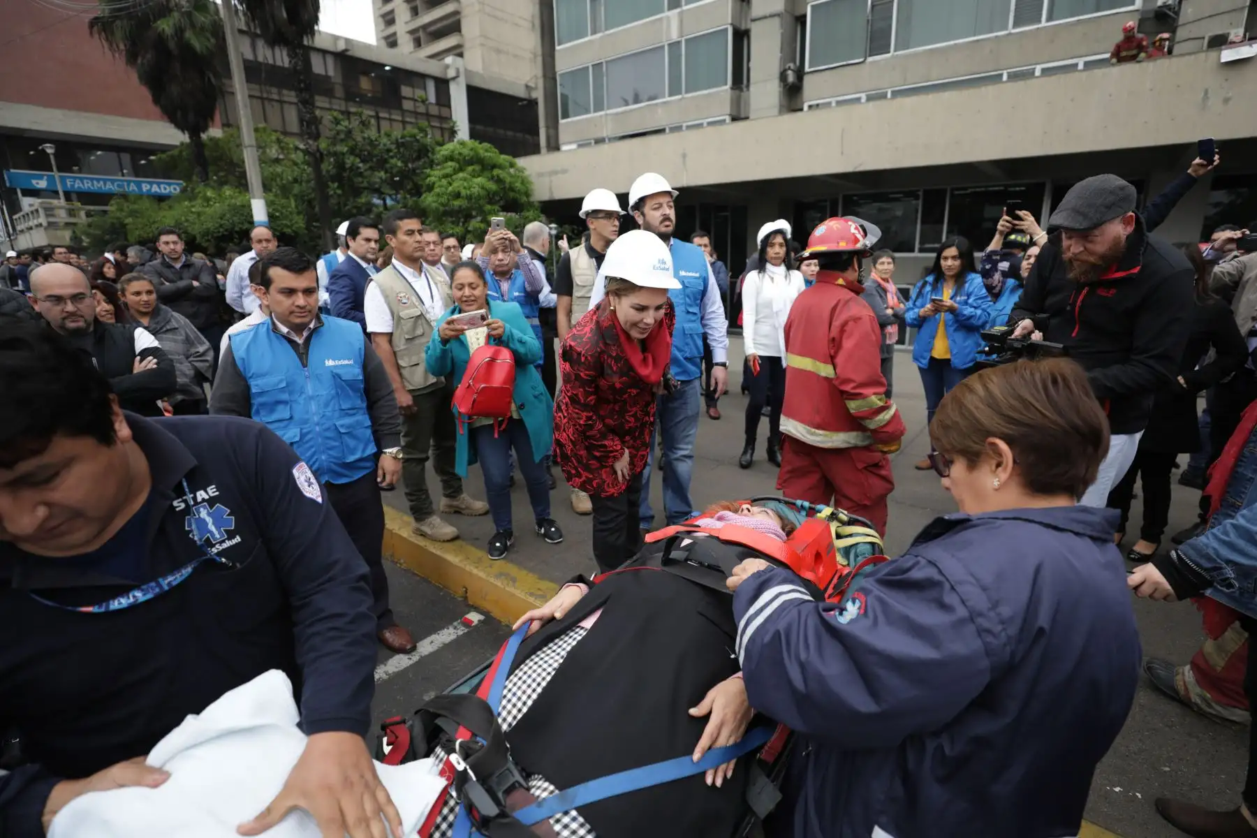 Presidenta ejecutiva Fiorella Molinelli junto a trabajadores y asegurados de Essalud, participaron del simulacro de sismo nacional 2019.Foto: ANDINA/Difusión