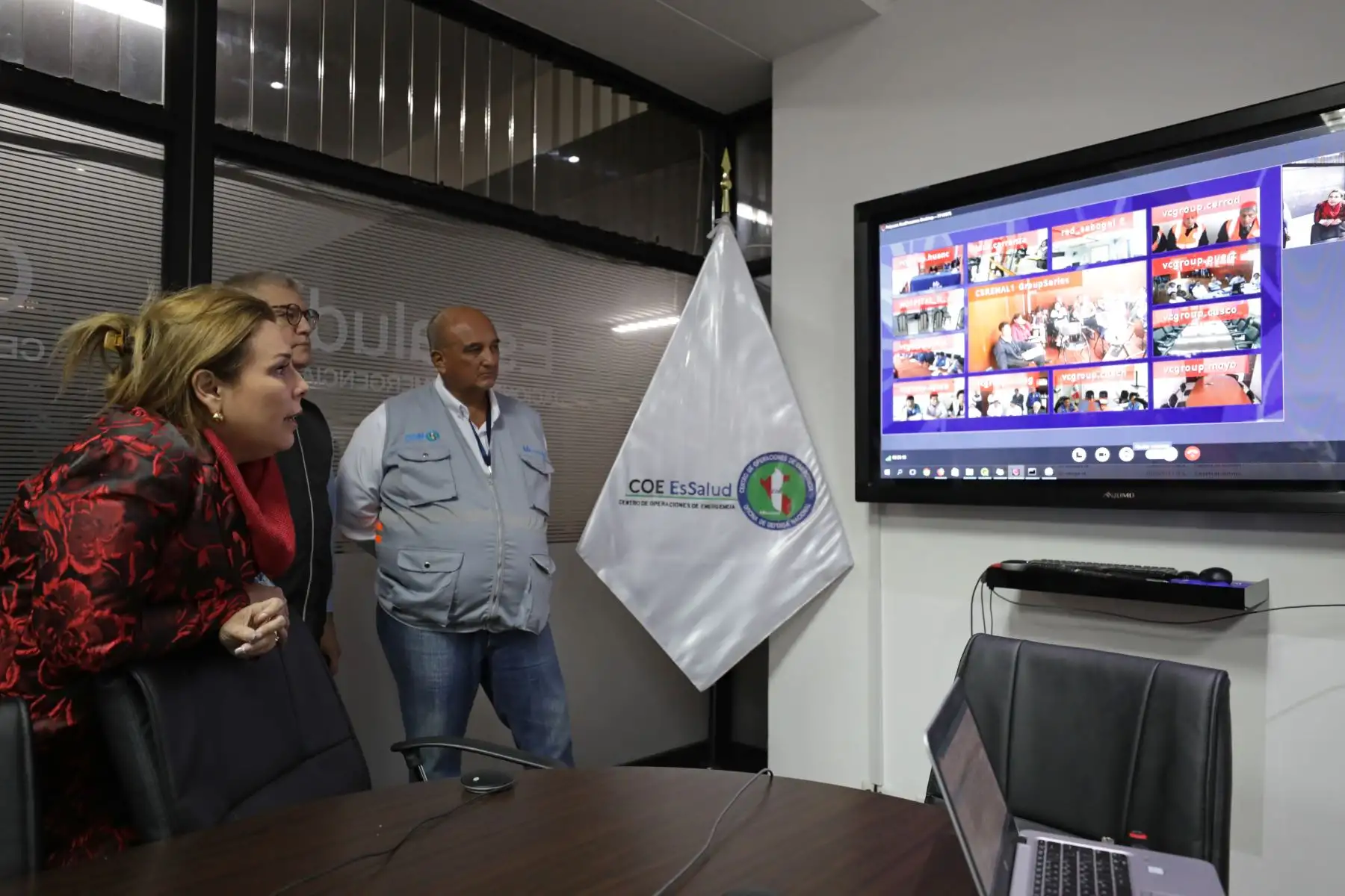 Presidenta ejecutiva Fiorella Molinelli junto a trabajadores y asegurados de Essalud, participaron del simulacro de sismo nacional 2019.Foto: ANDINA/Difusión