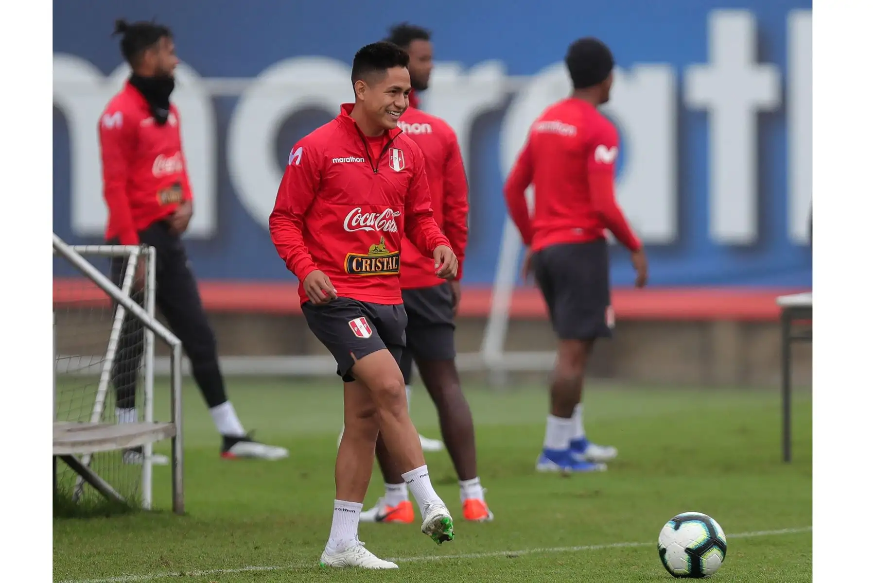 El futbolista peruano Jesús Pretell participa en un entrenamiento del equipo nacional en las instalaciones de la Videna. Foto: EFE