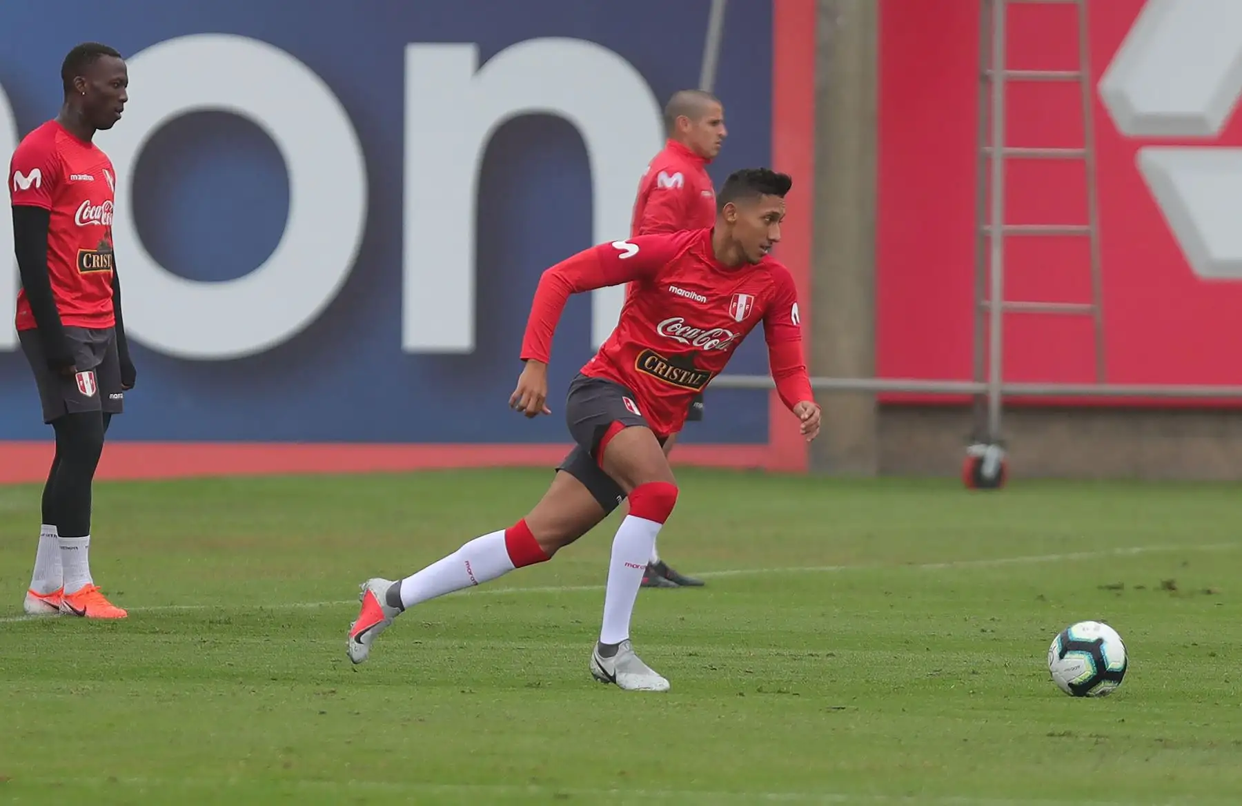 El futbolista peruano Christofer Gonzáles participa en un entrenamiento del equipo nacional en las instalaciones de la Videna. Foto: EFE