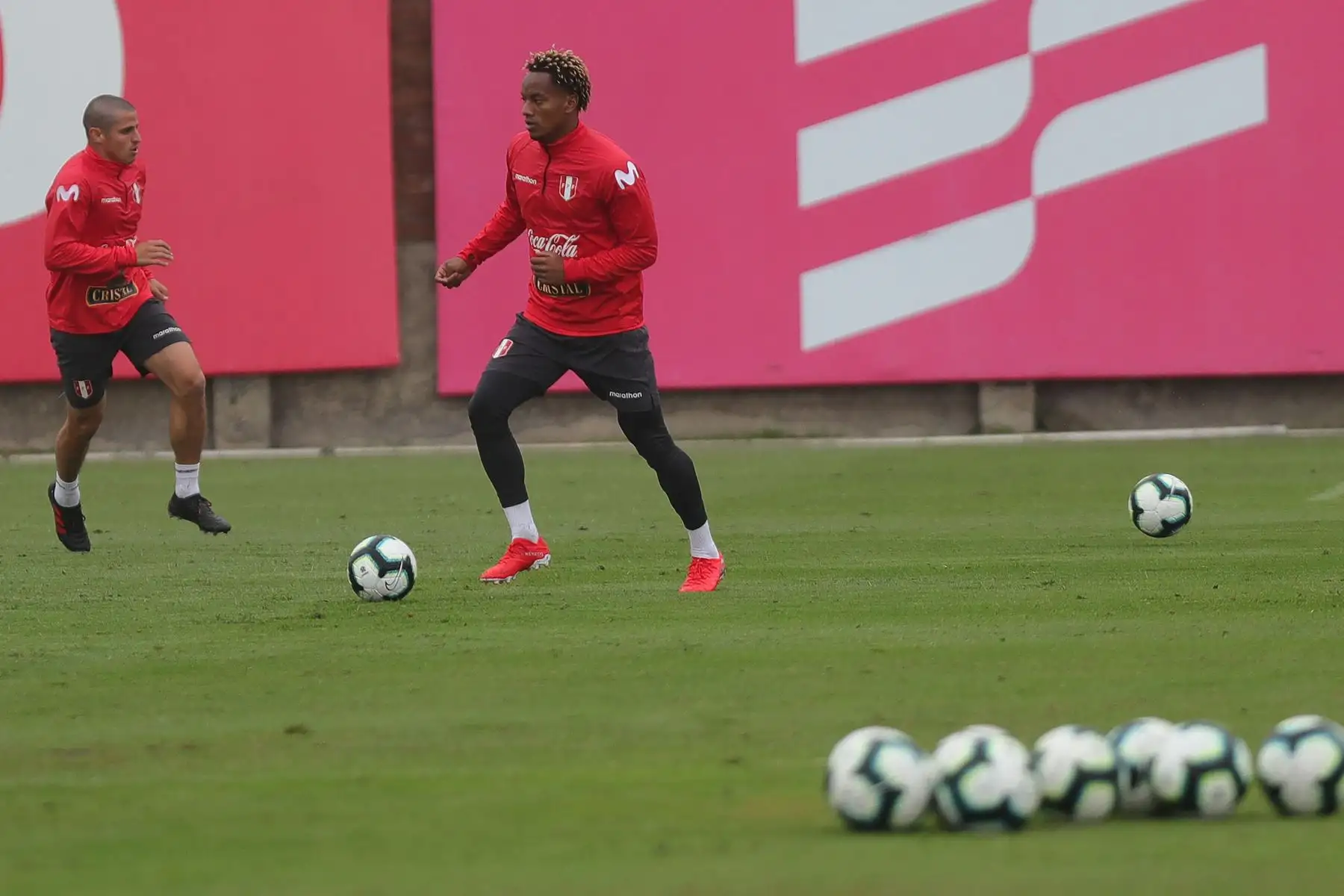 El futbolista peruano André Carrillo participa este viernes en un entrenamiento del equipo nacional en las instalaciones de la Videna. Foto:EFE