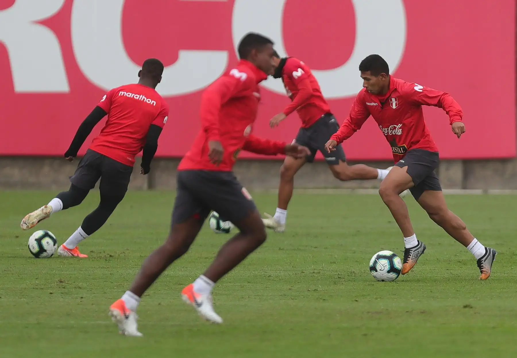 El futbolista peruano Edison Flores participa en un entrenamiento del equipo nacional en las instalaciones de la Videna.Foto:EFE
