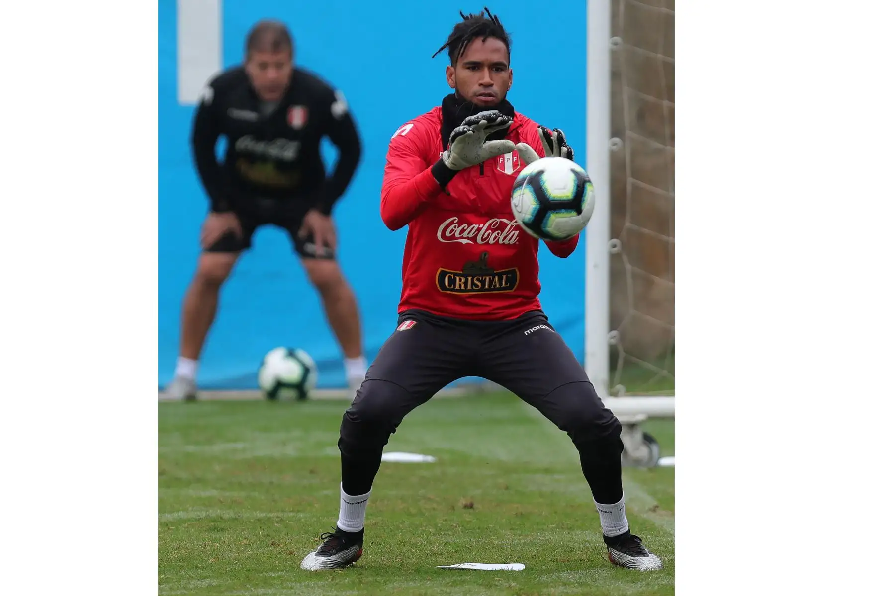 El portero peruano Pedro Gallese participa en un entrenamiento del equipo nacional en las instalaciones de la Videna. Foto:EFE