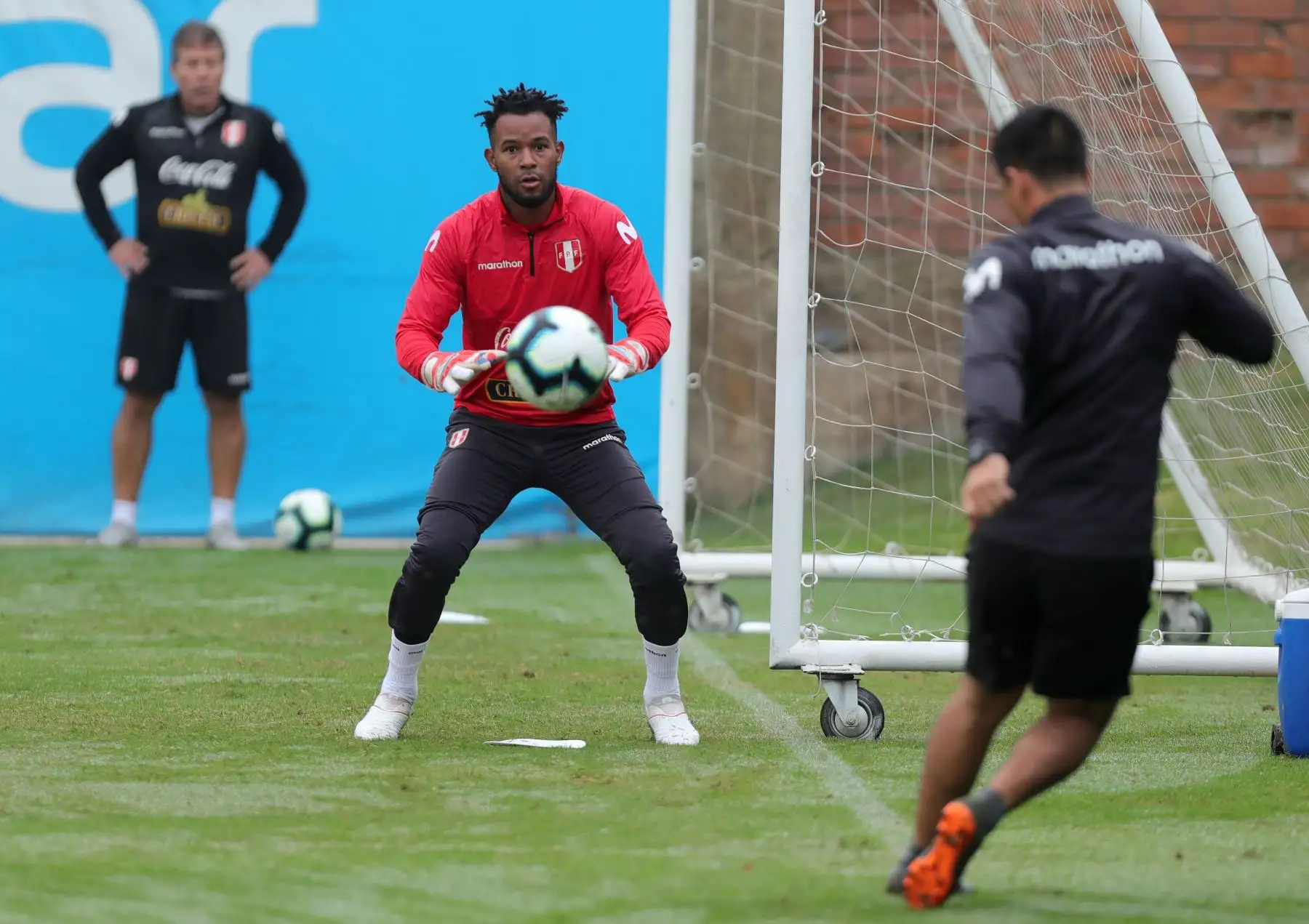 El portero peruano Carlos Cáceda participa en un entrenamiento del equipo nacional en las instalaciones de la Videna.Foto:EFE