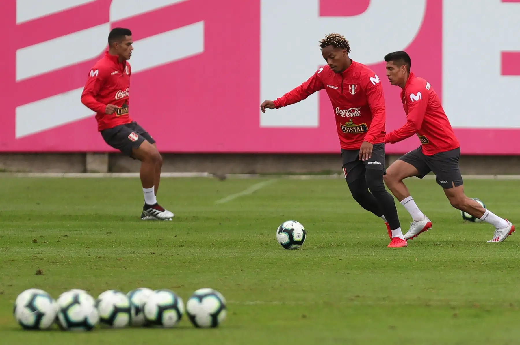 El futbolista peruano André Carrillo participa en un entrenamiento del equipo nacional en las instalaciones de la Videna.Foto:EFE