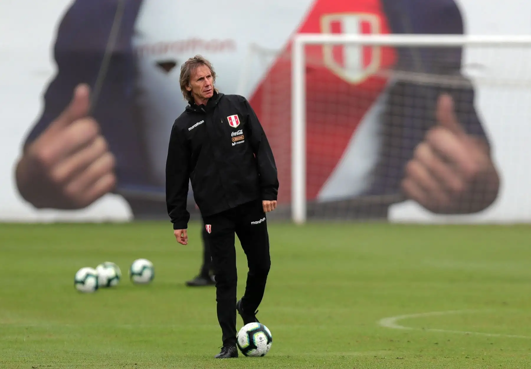 El director de la selección peruana de fútbol, Ricardo Gareca, durante un entrenamiento del equipo nacional en las instalaciones de la Videna.Foto:EFE