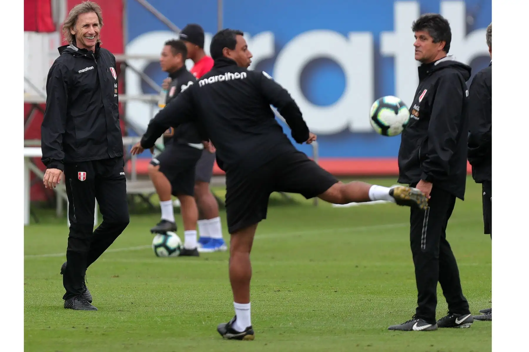 El director de la selección peruana de fútbol, Ricardo Gareca, durante un entrenamiento del equipo nacional en las instalaciones de la Videna.Foto:EFE