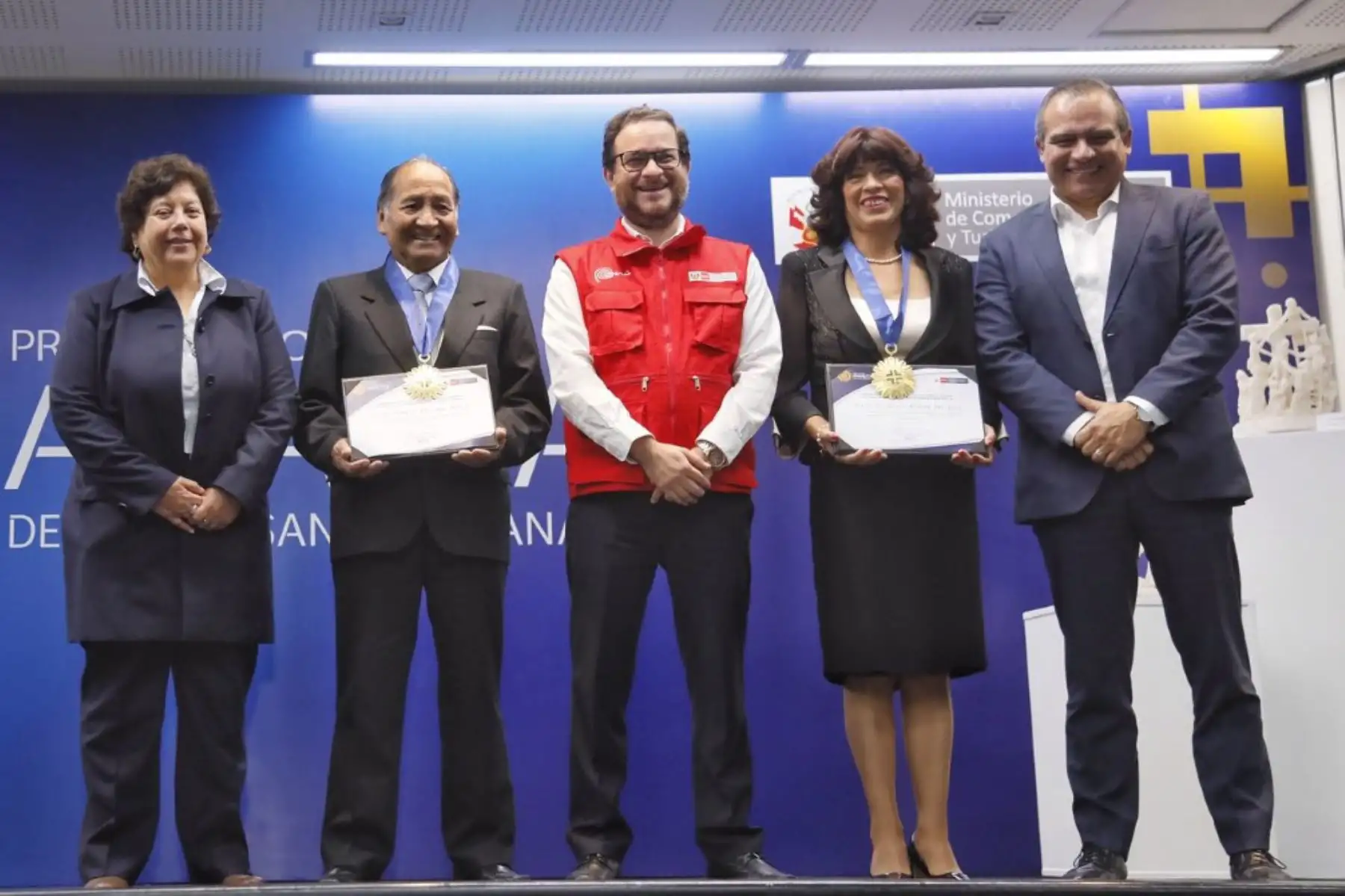 Los artesanos Lucio Sergio Pillaca Merlo (Ayacucho) y María Antonieta Mérida Enríquez (Cusco) son los nuevos Amautas de la Artesanía Peruana 2019.