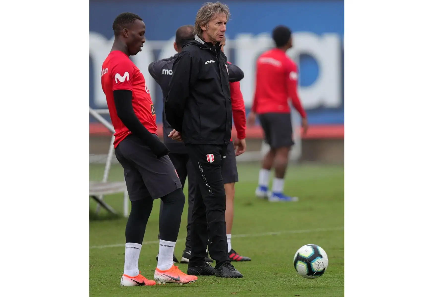 El director de la selección peruana de fútbol, Ricardo Gareca, y el jugador Luis Advíncula, durante un entrenamiento del equipo nacional en las instalaciones de la Videna.Foto:EFE