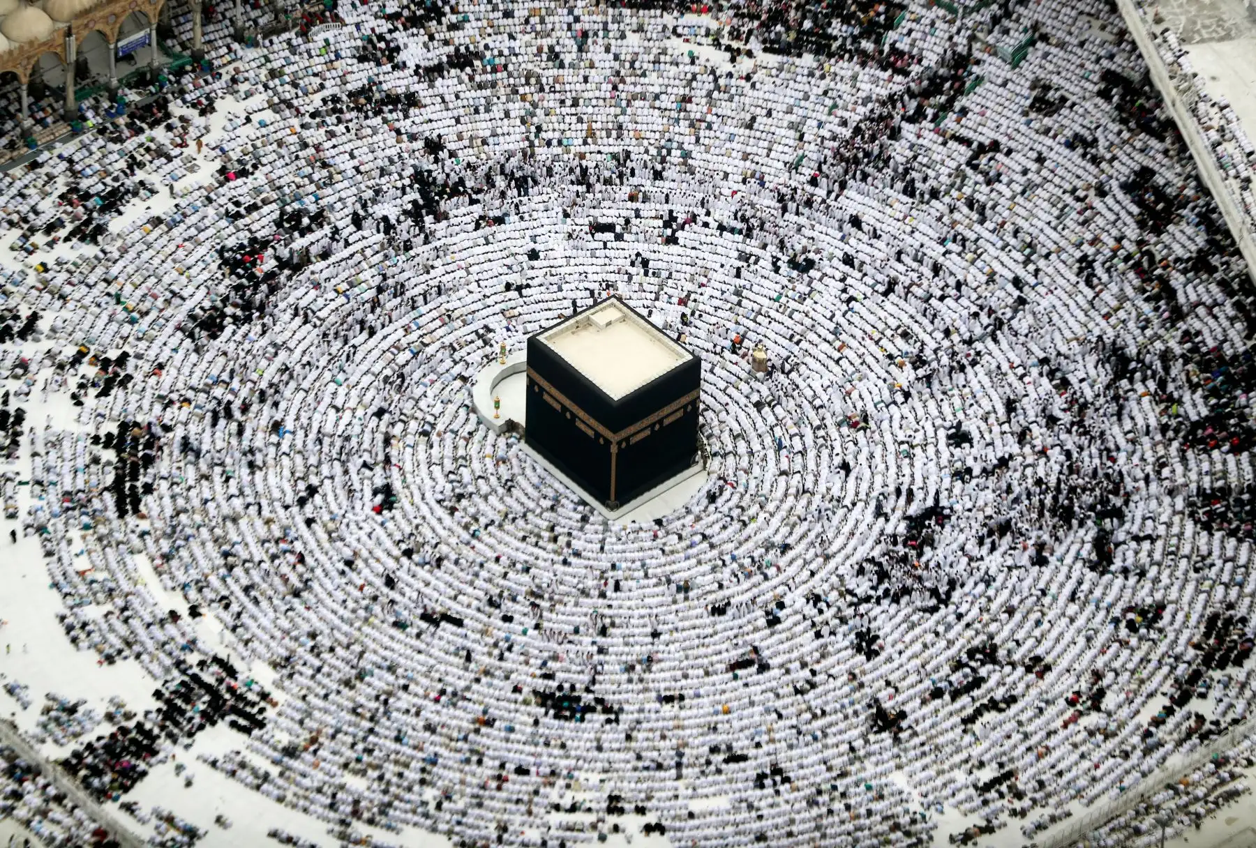 Vista aérea de los fieles musulmanes postrados durante la oración alrededor de la Kaaba, el santuario más sagrado del Islam, en la Gran Mezquita de la ciudad de Arabia Saudita, durante el sagrado mes de ayuno de Ramadán. 
Foto: AFP