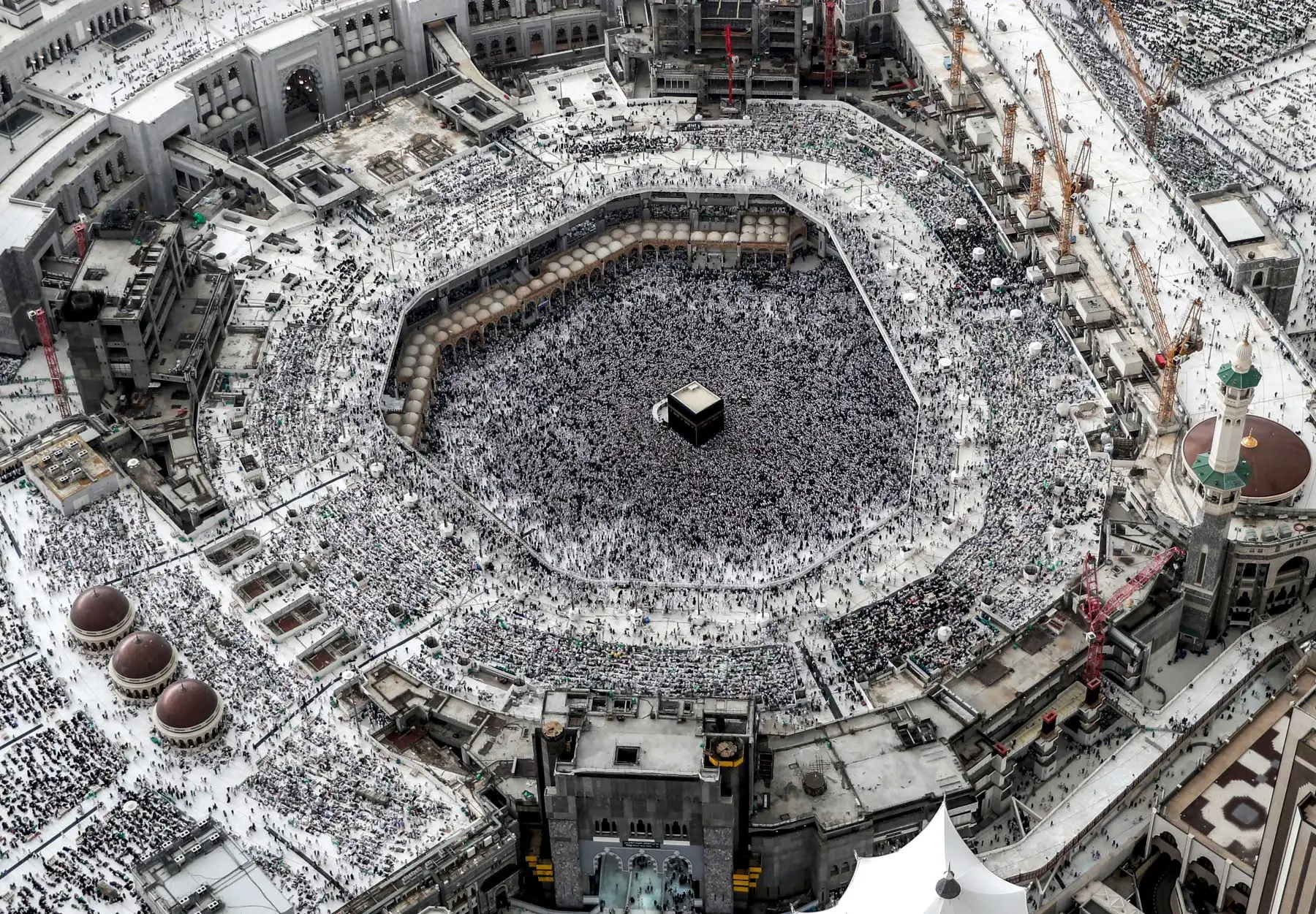 Vista aérea de los fieles musulmanes postrados durante la oración alrededor de la Kaaba, el santuario más sagrado del Islam, en la Gran Mezquita de la ciudad de Arabia Saudita, durante el sagrado mes de ayuno de Ramadán. 
Foto:AFP
