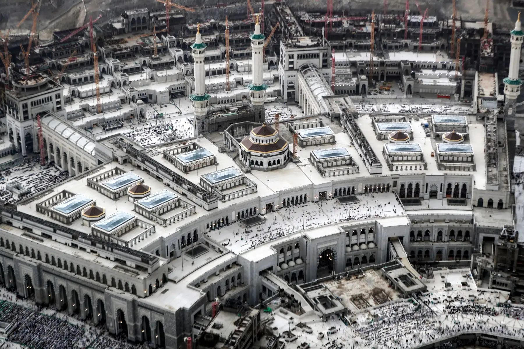 Vista aérea de los fieles musulmanes postrados durante la oración alrededor de la Kaaba, el santuario más sagrado del Islam, en la Gran Mezquita de la ciudad de Arabia Saudita, durante el sagrado mes de ayuno de Ramadán. 
Foto: AFP