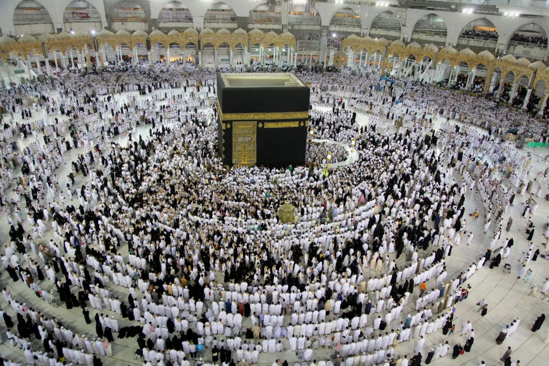 Vista aérea de los fieles musulmanes postrados durante la oración alrededor de la Kaaba, el santuario más sagrado del Islam, en la Gran Mezquita de la ciudad de Arabia Saudita, durante el sagrado mes de ayuno de Ramadán. 
Foto: AFP