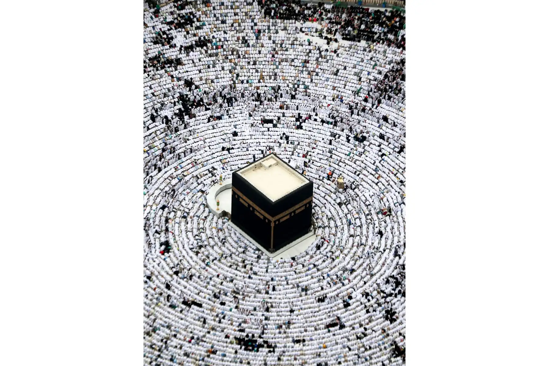 Vista aérea de los fieles musulmanes postrados durante la oración alrededor de la Kaaba, el santuario más sagrado del Islam, en la Gran Mezquita de la ciudad de Arabia Saudita, durante el sagrado mes de ayuno de Ramadán. 
Foto:AFP