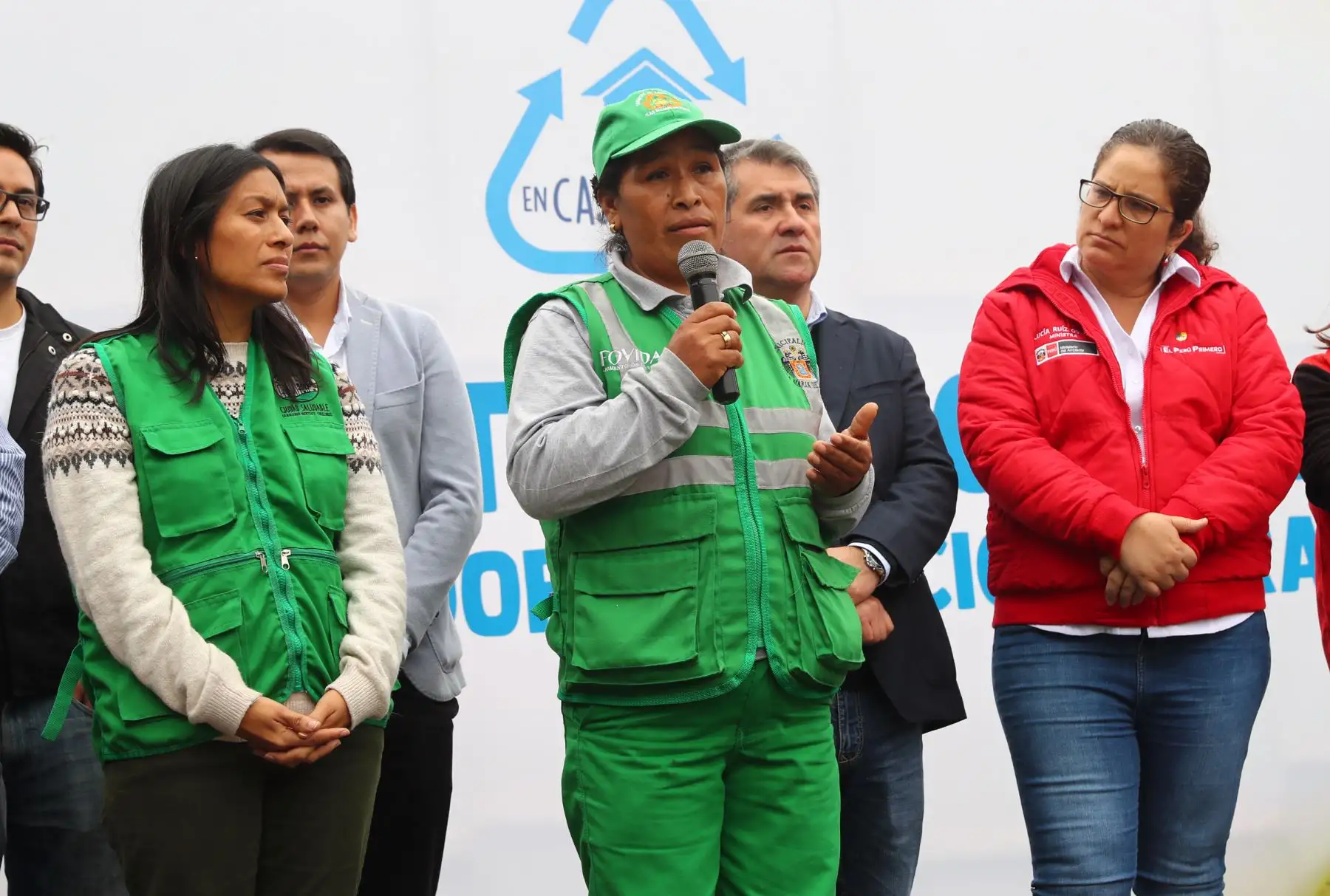 Recicladores de diversos distritos  se reúnen con Ministra del Ambiente Lucía Delfina Ruíz Ostoic   en el Campo de Marte, Jesús María. .Foto: ANDINA/Norman Córdova