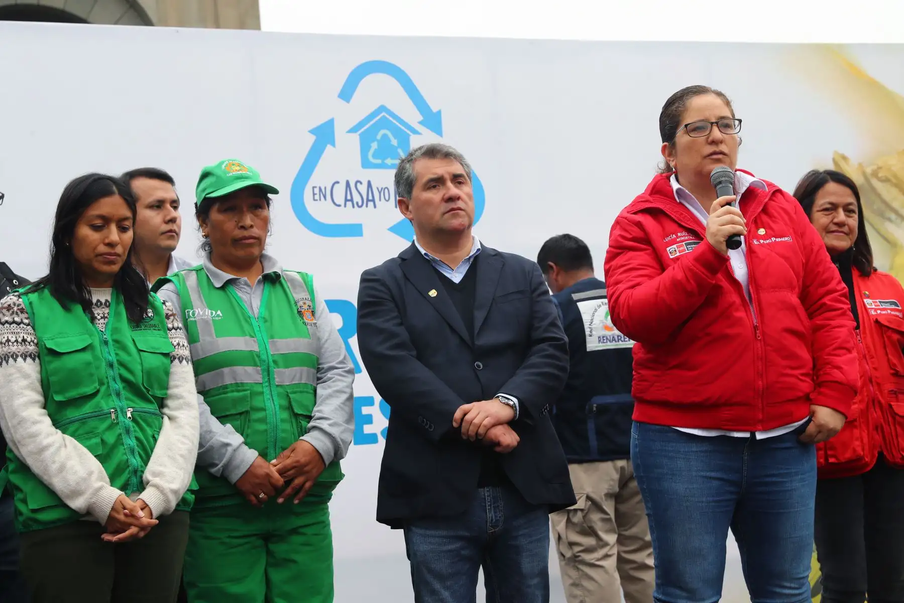 Recicladores de diversos distritos  se reúnen con Ministra del Ambiente Lucía Delfina Ruíz Ostoic   en el Campo de Marte, Jesús María. .Foto: ANDINA/Norman Córdova