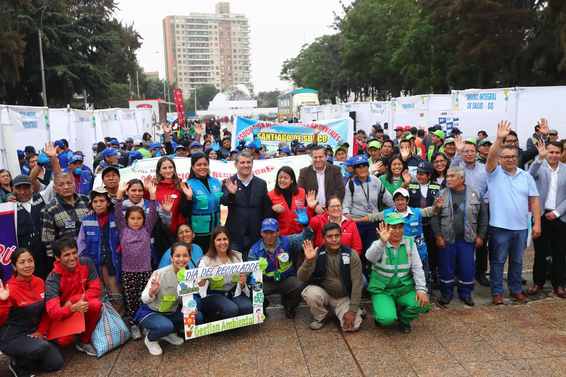 Recicladores de diversos distritos  se reúnen con Ministra del Ambiente Lucía Delfina Ruíz Ostoic   en el Campo de Marte, Jesús María. .Foto: ANDINA/Norman Córdova