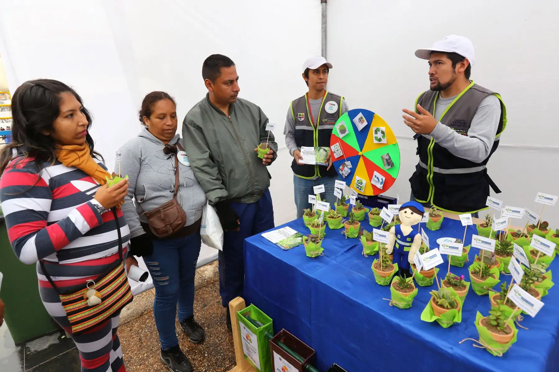 Recicladores de diversos distritos  se reúnen con Ministra del Ambiente Lucía Delfina Ruíz Ostoic   en el Campo de Marte, Jesús María. .Foto: ANDINA/Norman Córdova